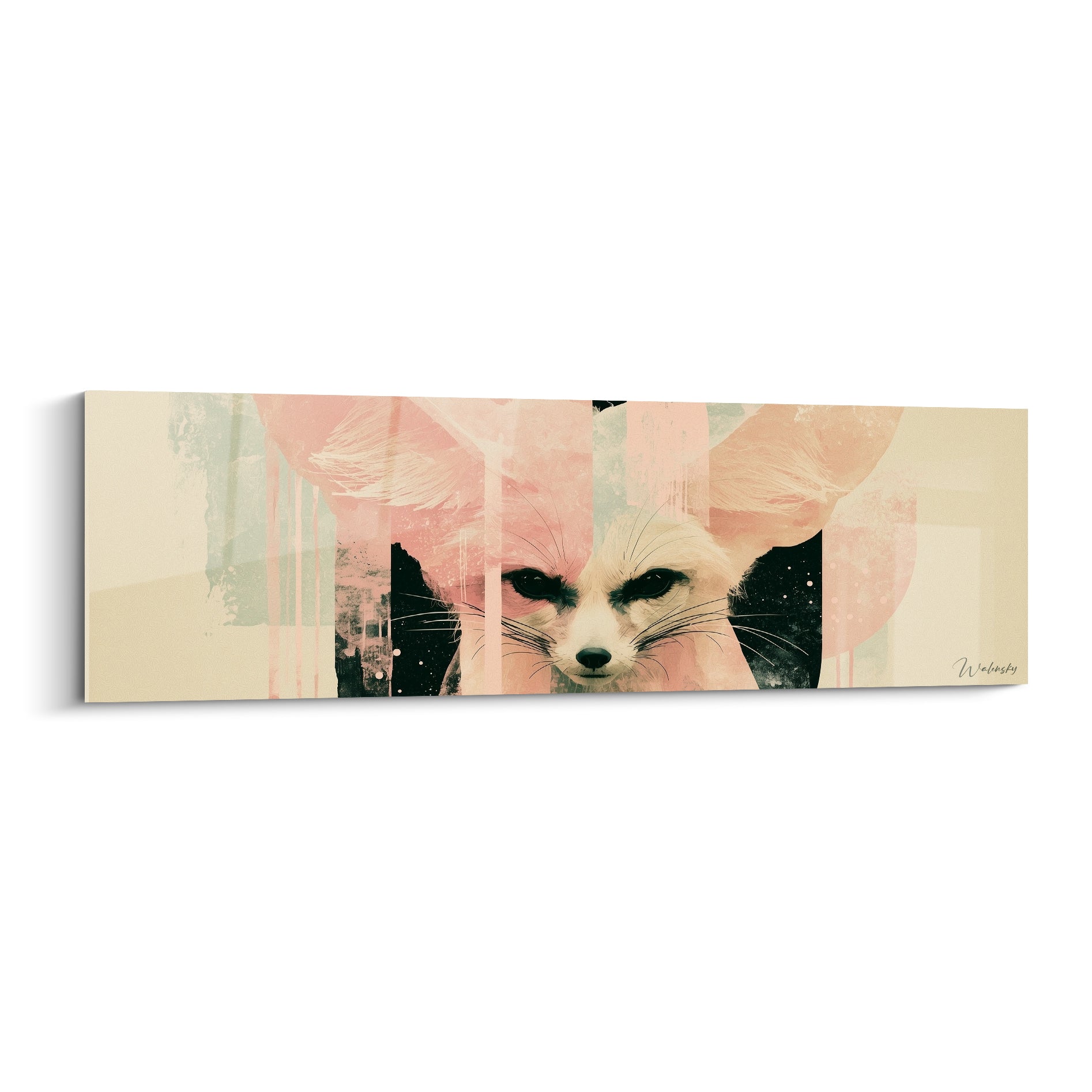 Fennec au regard anthracite, oreilles roses géométriques, museau blanc détaillé sur fond sable