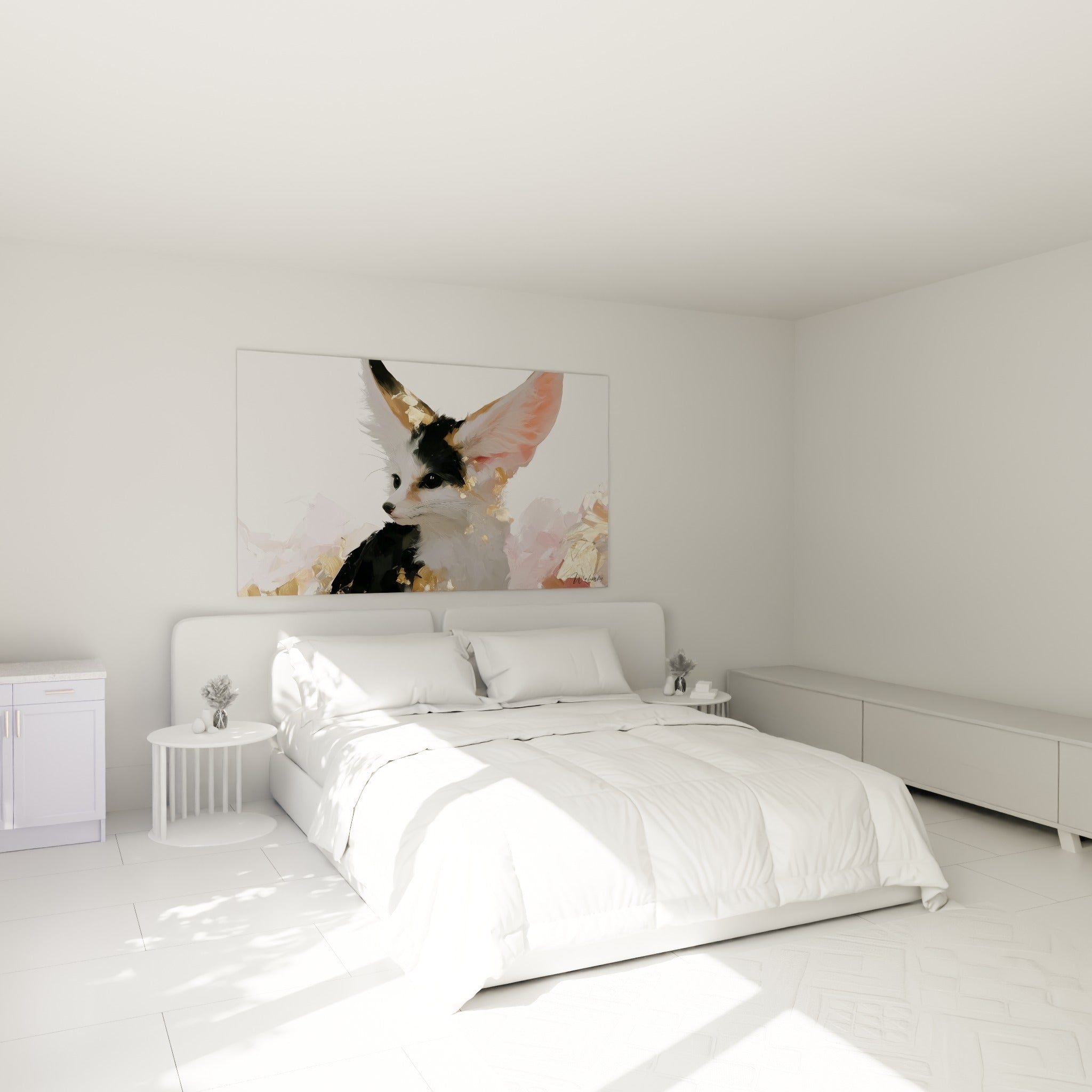 Regard curieux d'un fennec noir et doré, accroché au-dessus d'un lit dans une chambre claire