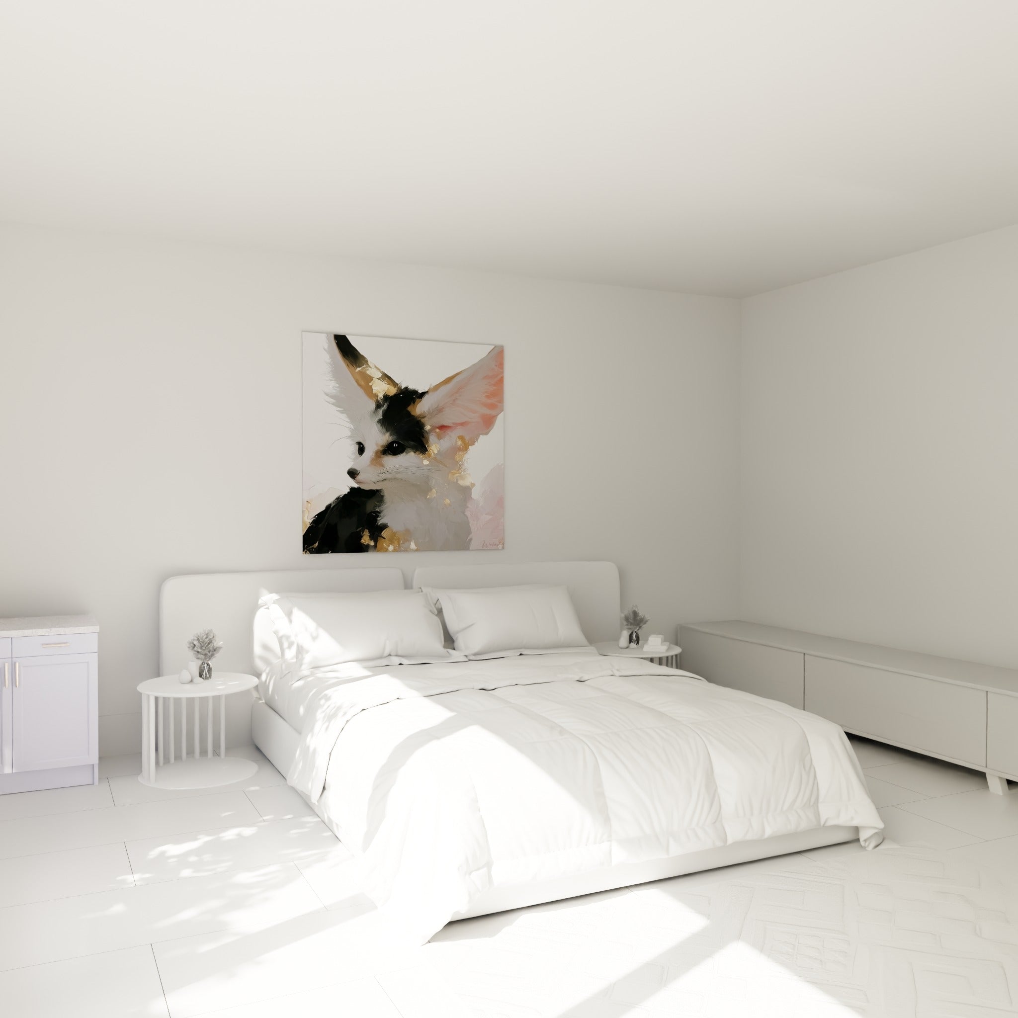 Regard intense d'un fennec noir et doré accroché au-dessus d'un lit dans une chambre claire