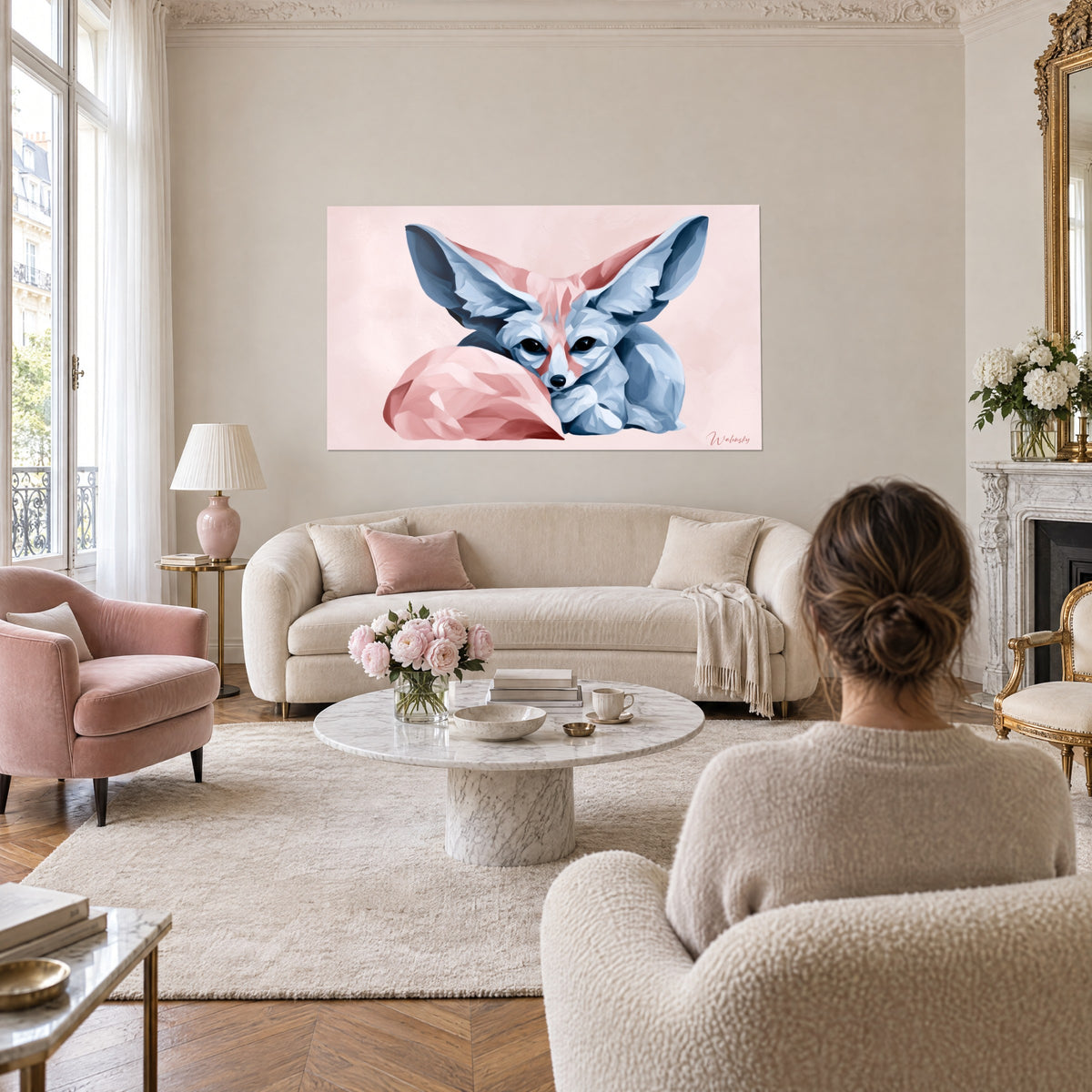 Gemälde Wüstenfuchs mit riesigen puderblauen Ohren, rosa eingerollter Schwanz, Frau von hinten, über einem Sofa in einem lichtdurchfluteten Wohnzimmer