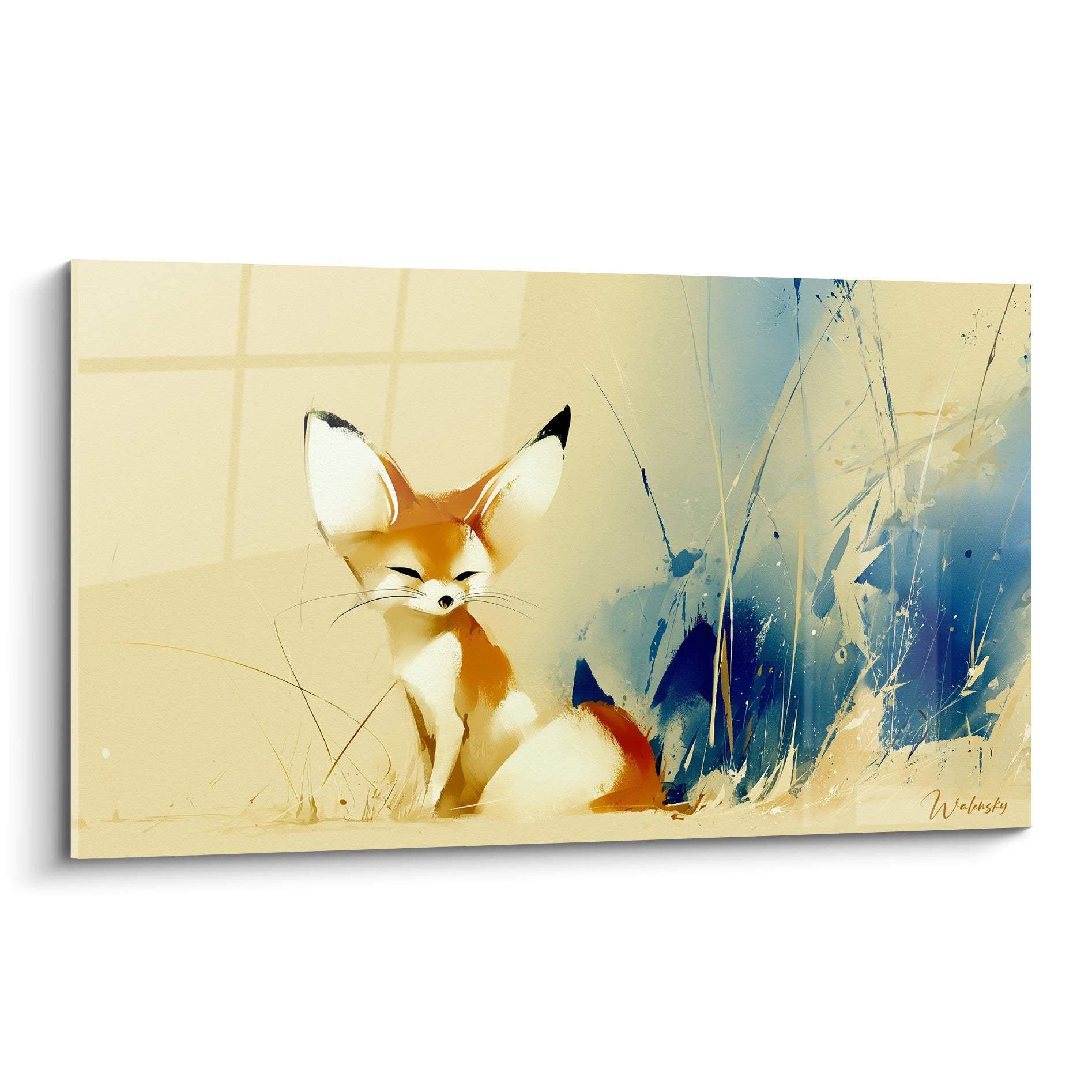 Fennec assis aux yeux clos, pelage sable et roux, fond bleu marine et herbes graphiques