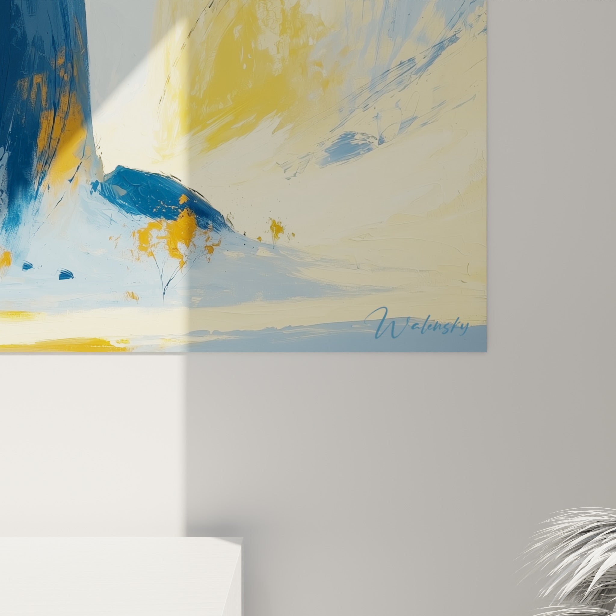 Empâtements orangés et coulures bleu marine visibles de près sur cette toile désertique peinte