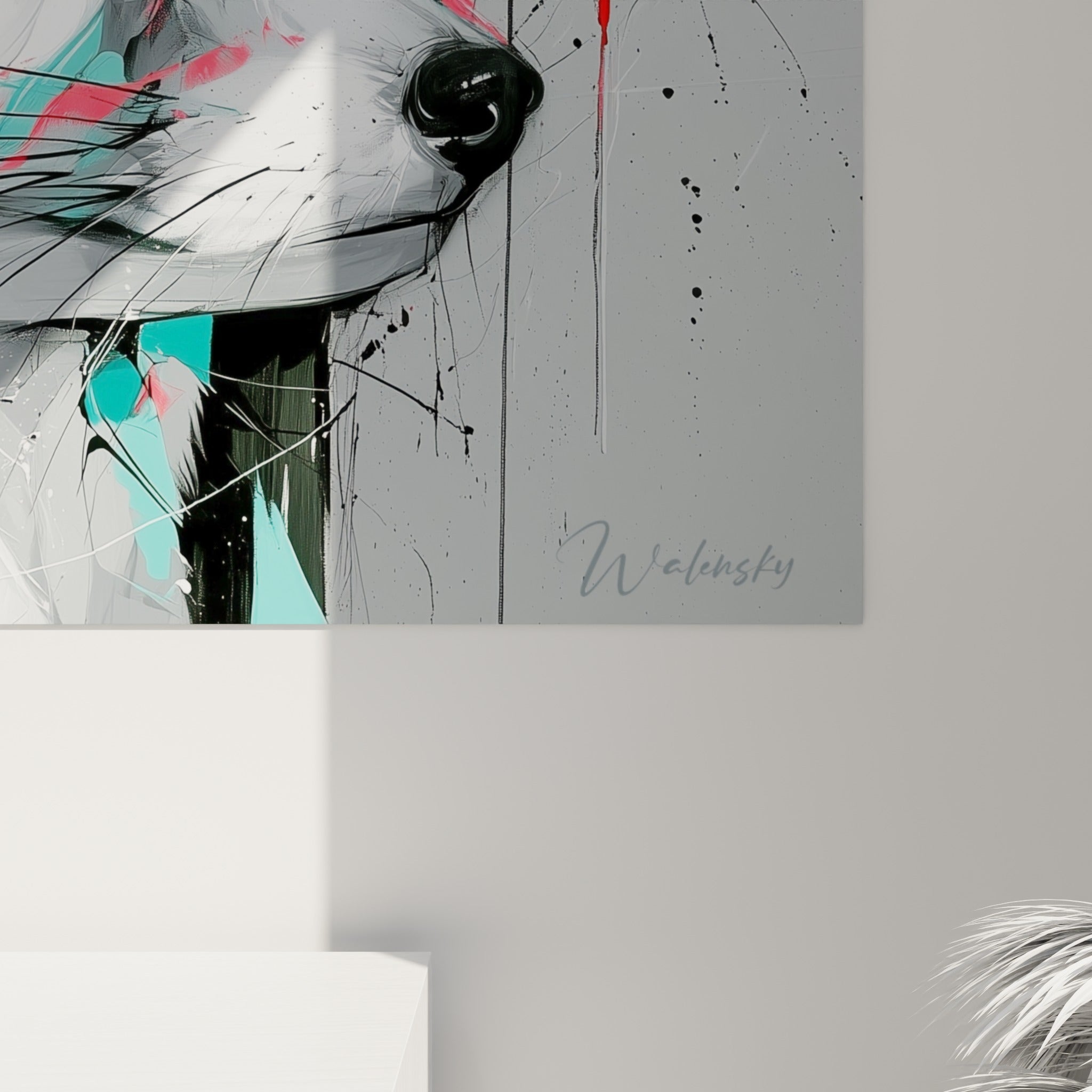 Empâtements et coulures de peinture turquoise et corail sur la fourrure blanche du fennec accroché