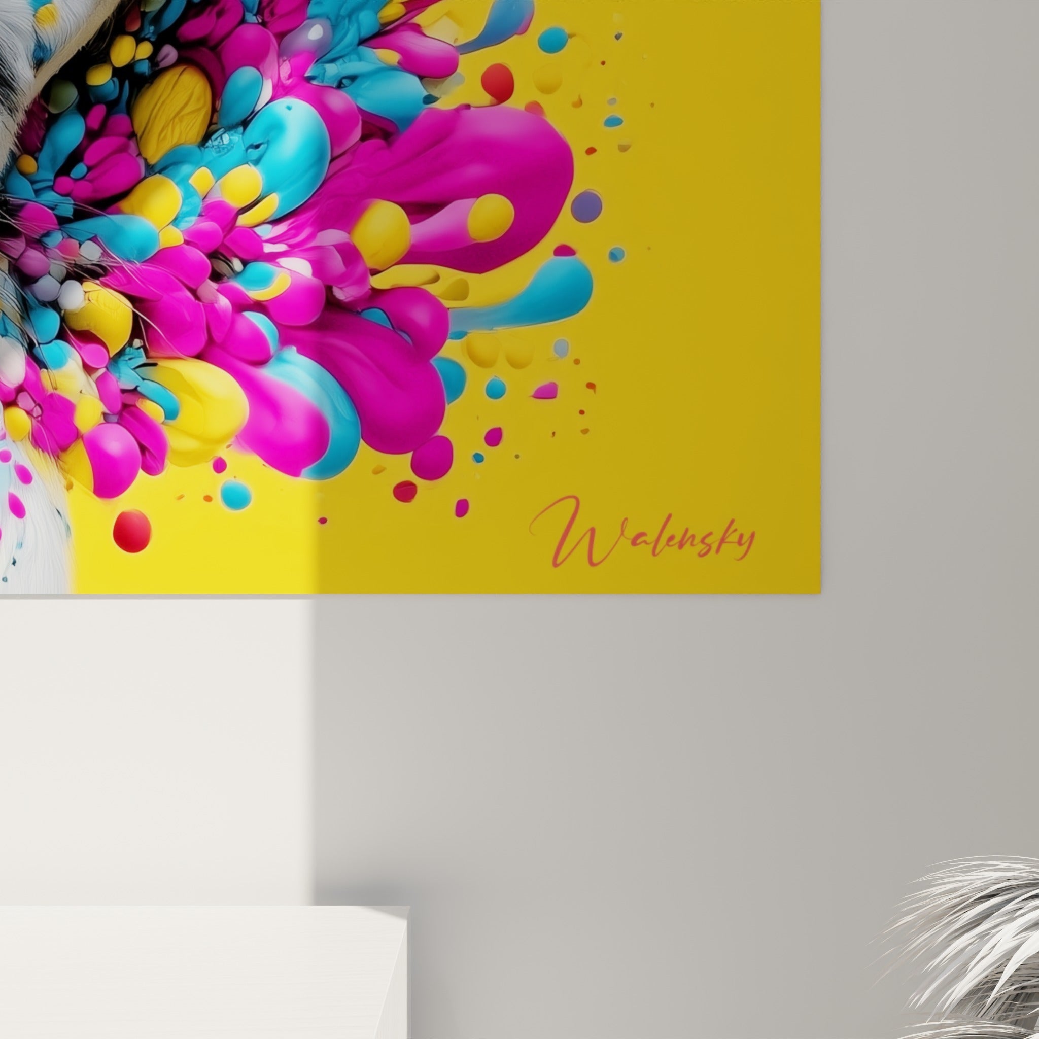Empâtements de peinture jaune, rose fuchsia et bleu turquoise sur le pelage texturé du fennec en gros plan