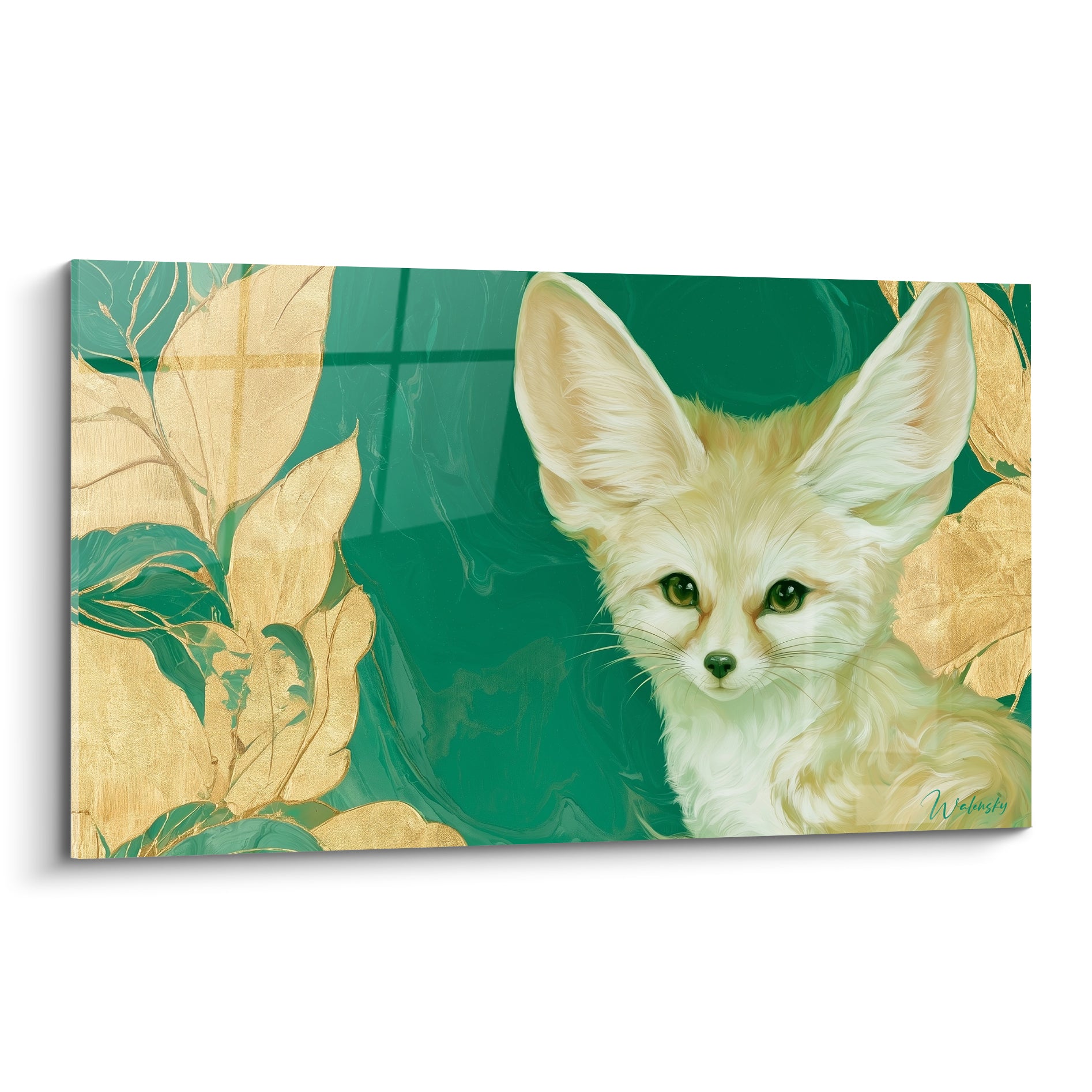 Fennec crème aux yeux verts, oreilles dressées, sur fond vert émeraude et feuilles dorées