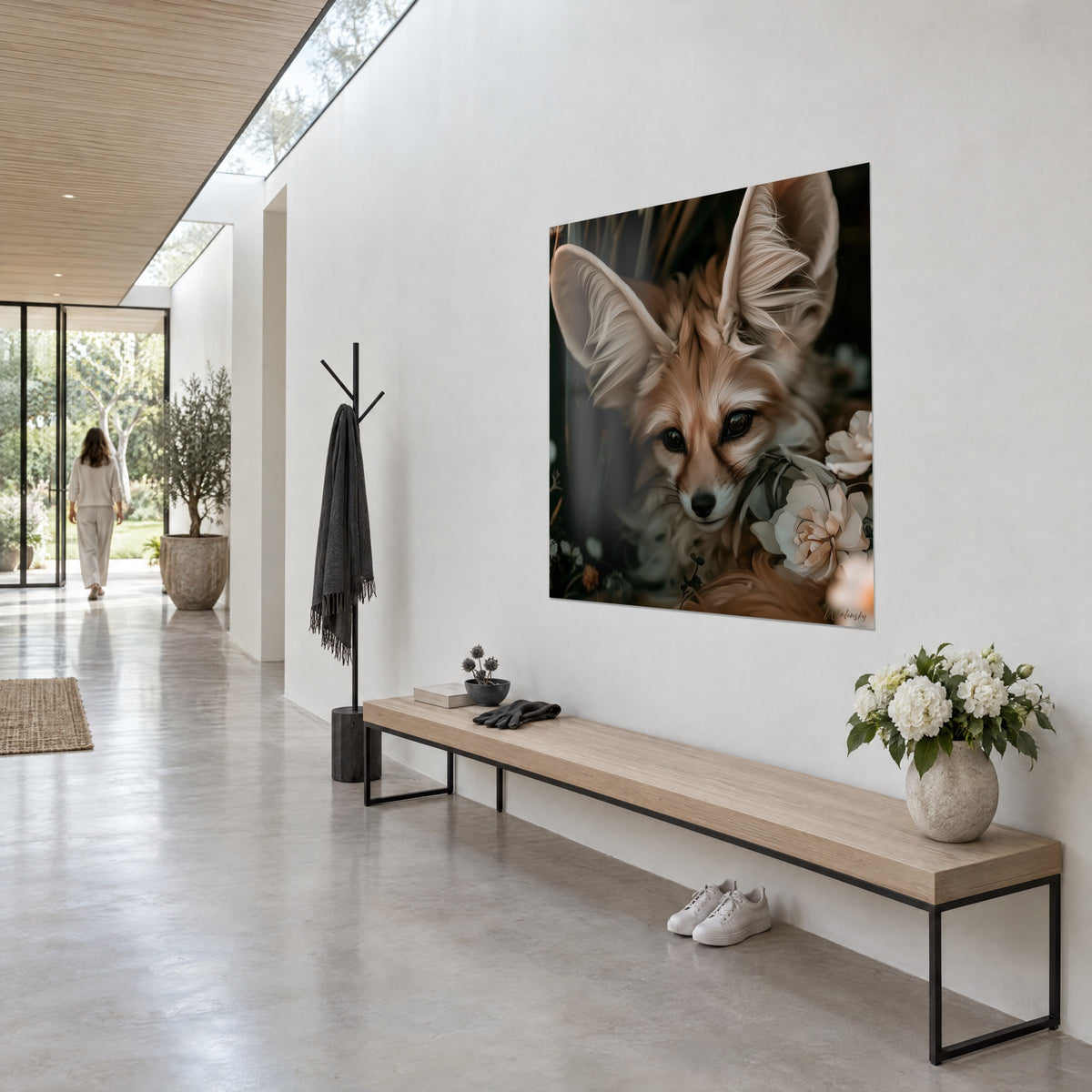 Schilderij van een fennek met een donkere blik, zandkleurige vacht en diep groen gebladerte, driekwart aanzicht in de gang van een architectenwoning