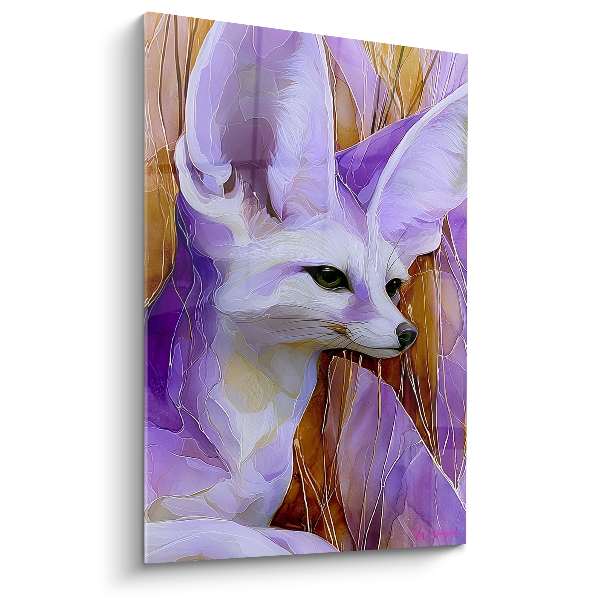 Fennec aux oreilles dorées et pelage violet pastel, regard perçant sur fond abstrait