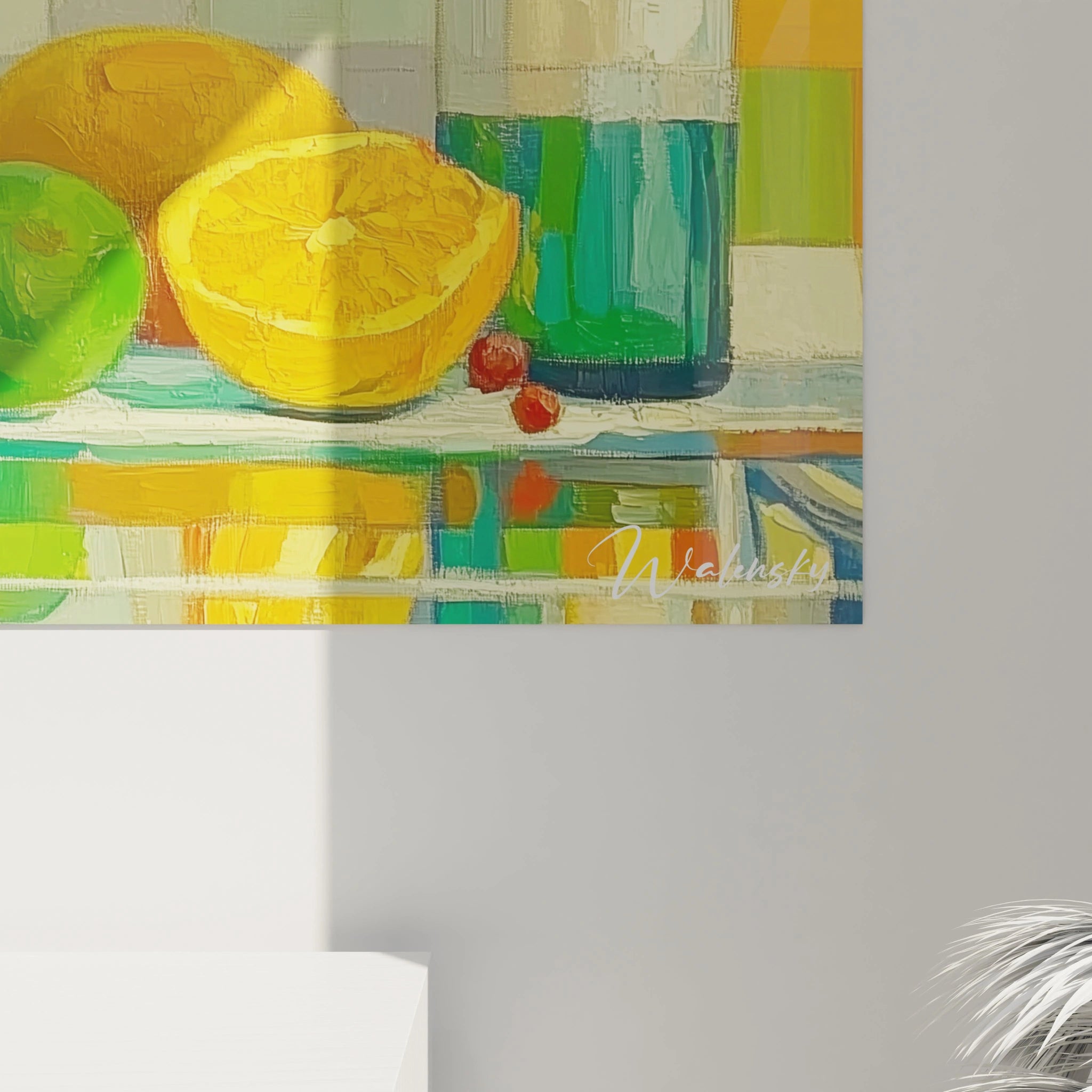 Un tableau nature morte abstrait illustrant une composition avec des fruits, une bouteille, et des vases, caractérisé par des couleurs vives et un arrière-plan géométrique multicolore.