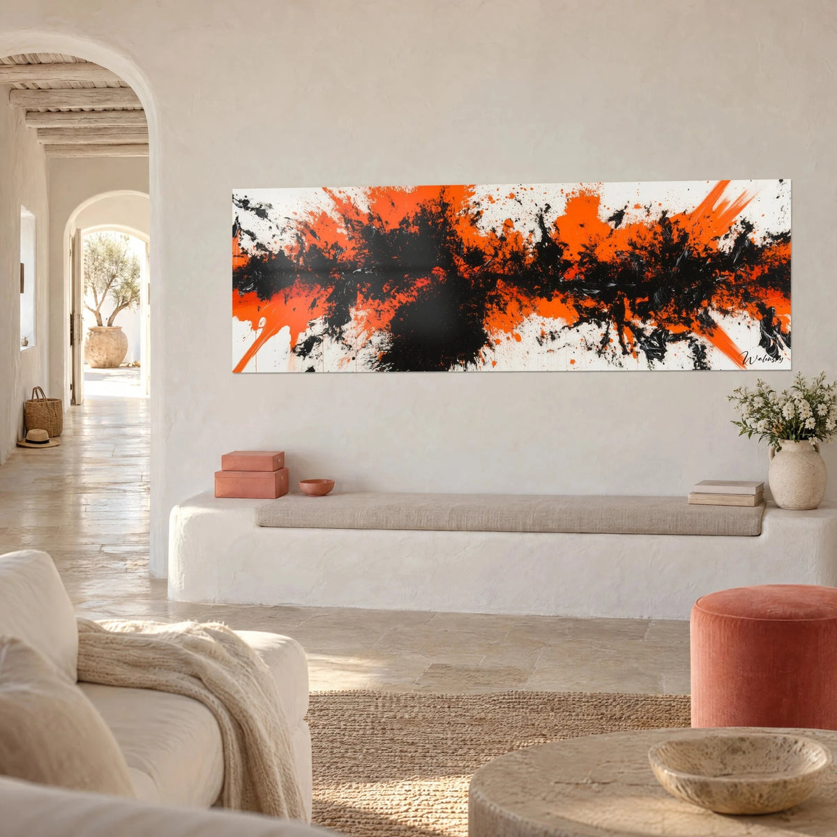 Quadro panoramico di inchiostro nero esploso e getti arancio vivo su fondo crema, parete bianca, panca in pietra, casa mediterranea