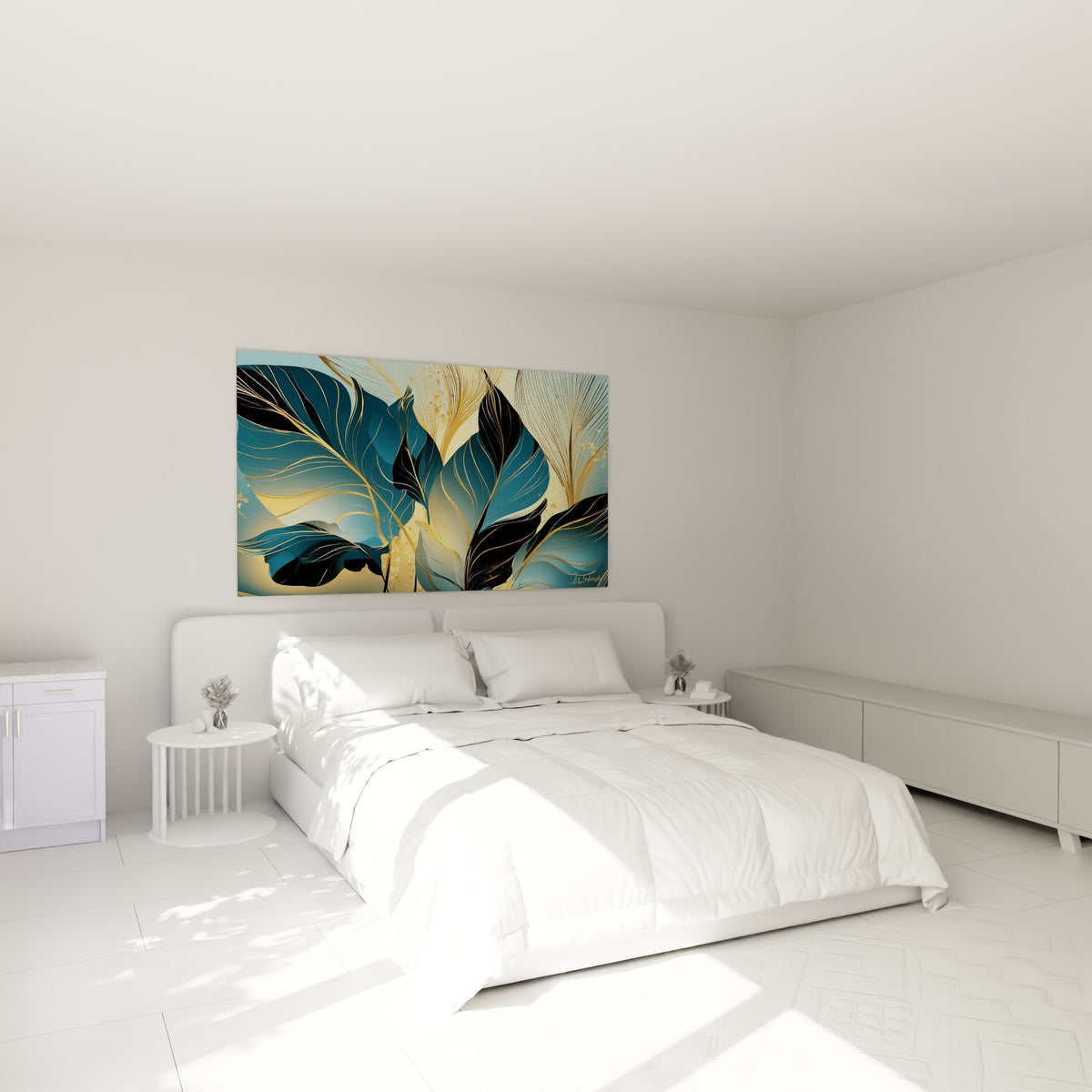 Grandes feuilles de bananier bleu marine et doré déployées au-dessus d'un lit dans une chambre claire