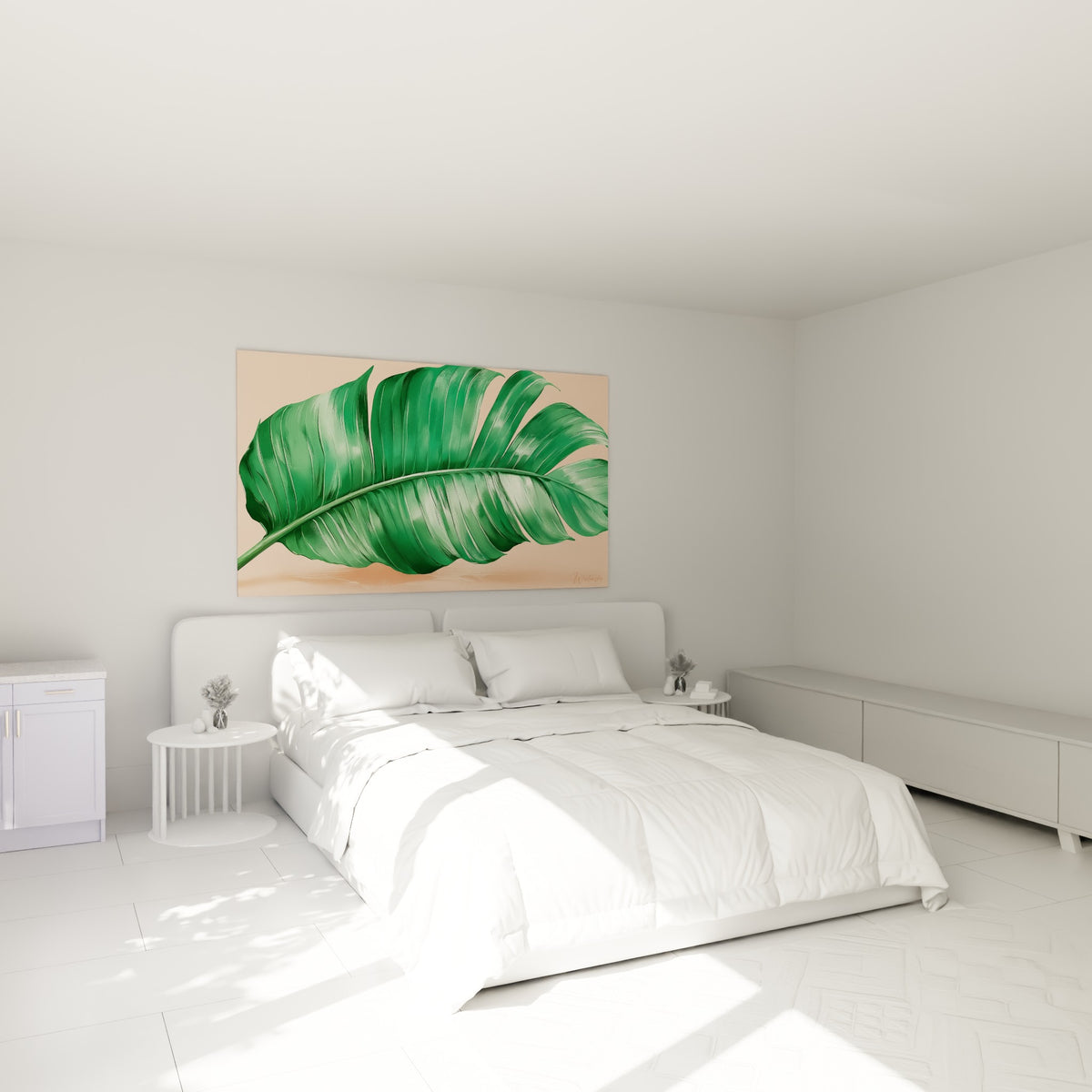 Feuille de bananier vert émeraude et fond pêche accrochée au-dessus d'un lit dans une chambre claire