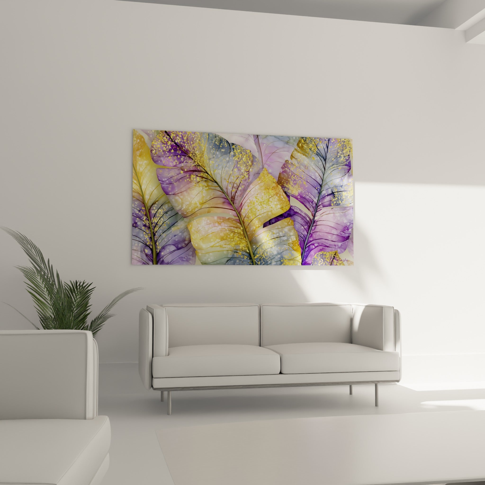 Grandes feuilles dorées et violettes suspendues au-dessus d'un canapé dans un salon lumineux