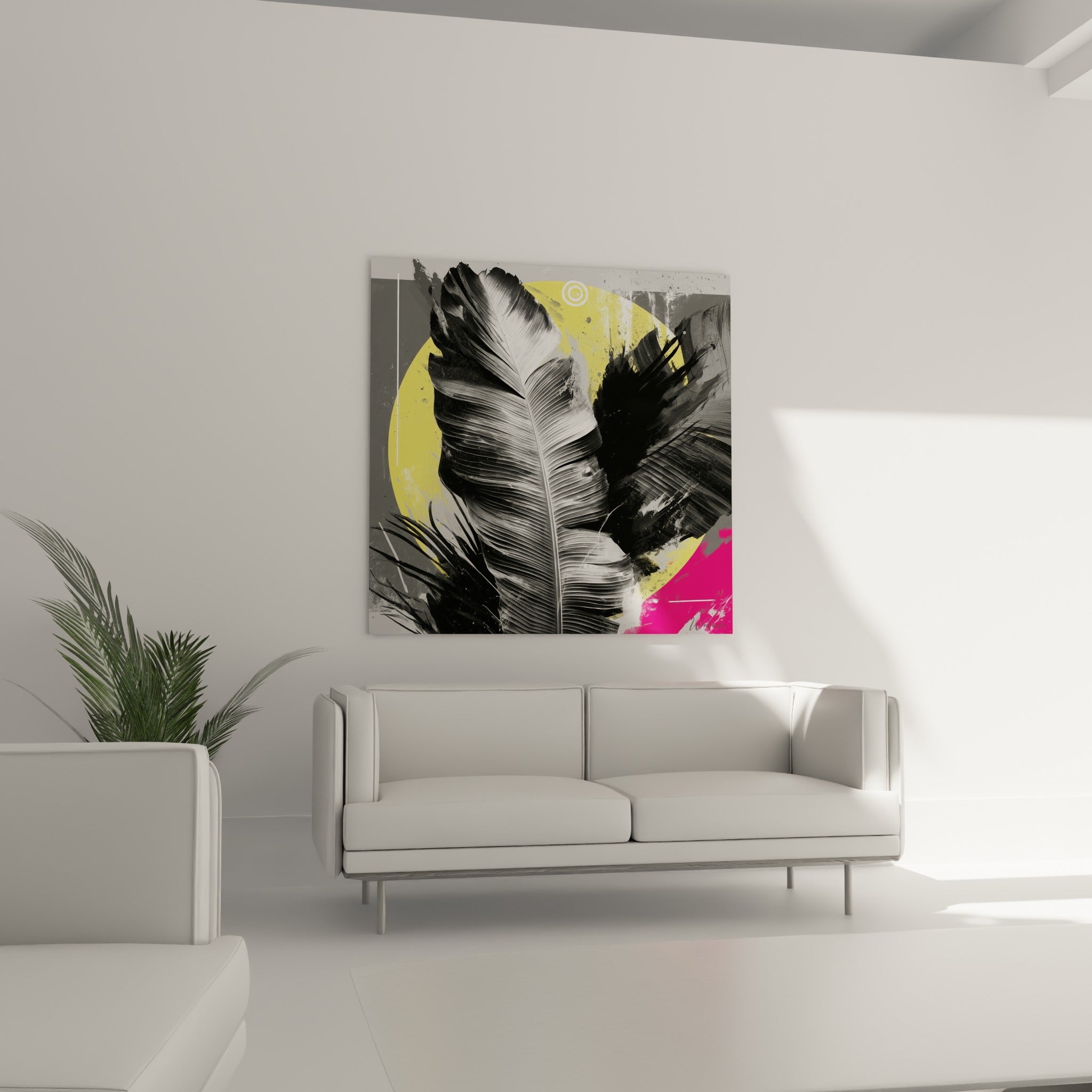 Éclaboussures jaune moutarde et fuchsia entourant la feuille de bananier noire, au-dessus d'un canapé dans un salon lumineux