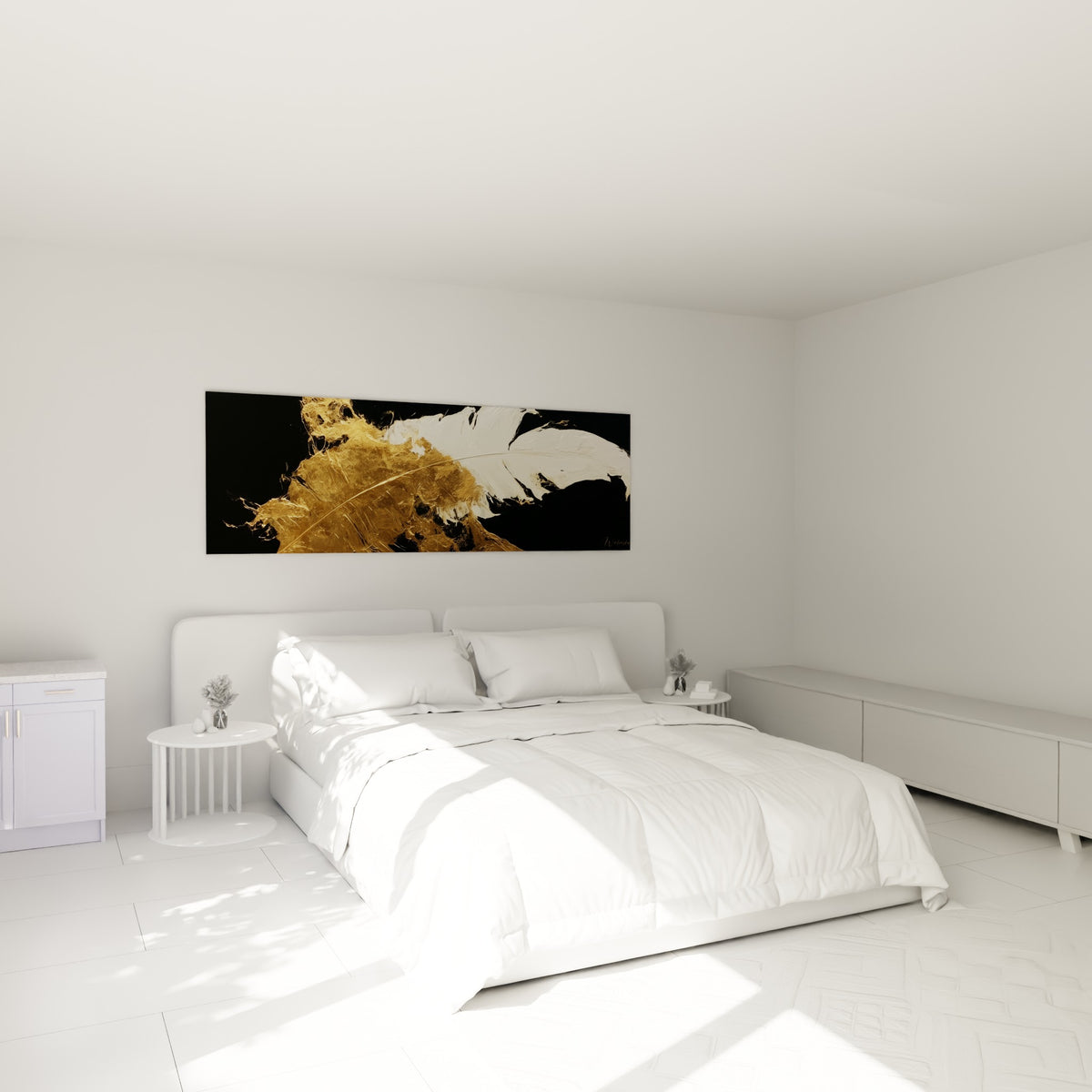 Grande plume dorée et blanche texturée, accrochée au-dessus d'un lit dans une chambre claire