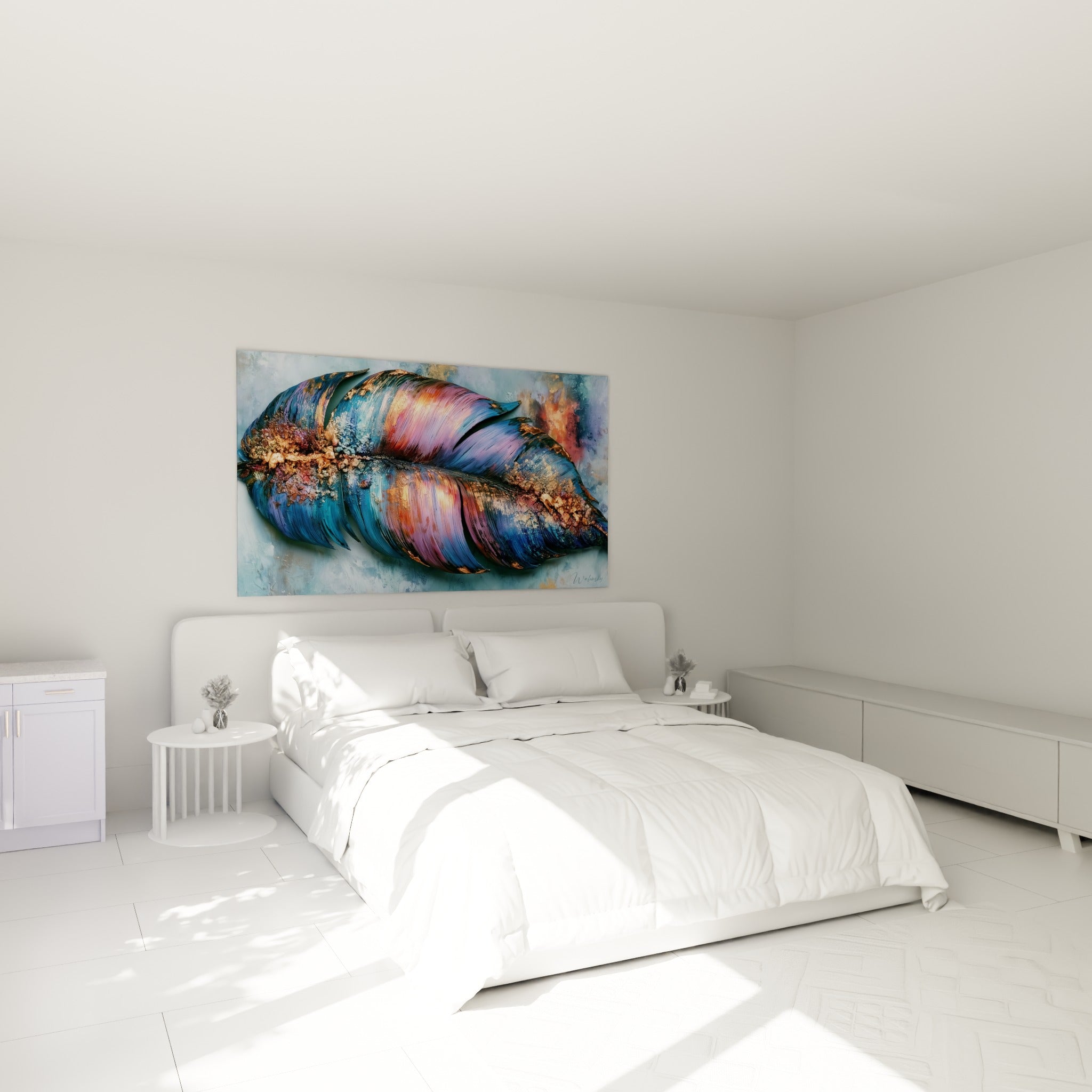 Nervures dorées et bleu violacé d'une feuille de bananier sculptée, au-dessus d'un lit dans une chambre claire