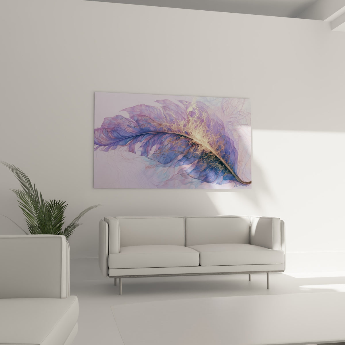 Feuille de bananier bleu pastel et violet profond aux veines dorées, suspendue au-dessus d'un canapé dans un salon lumineux