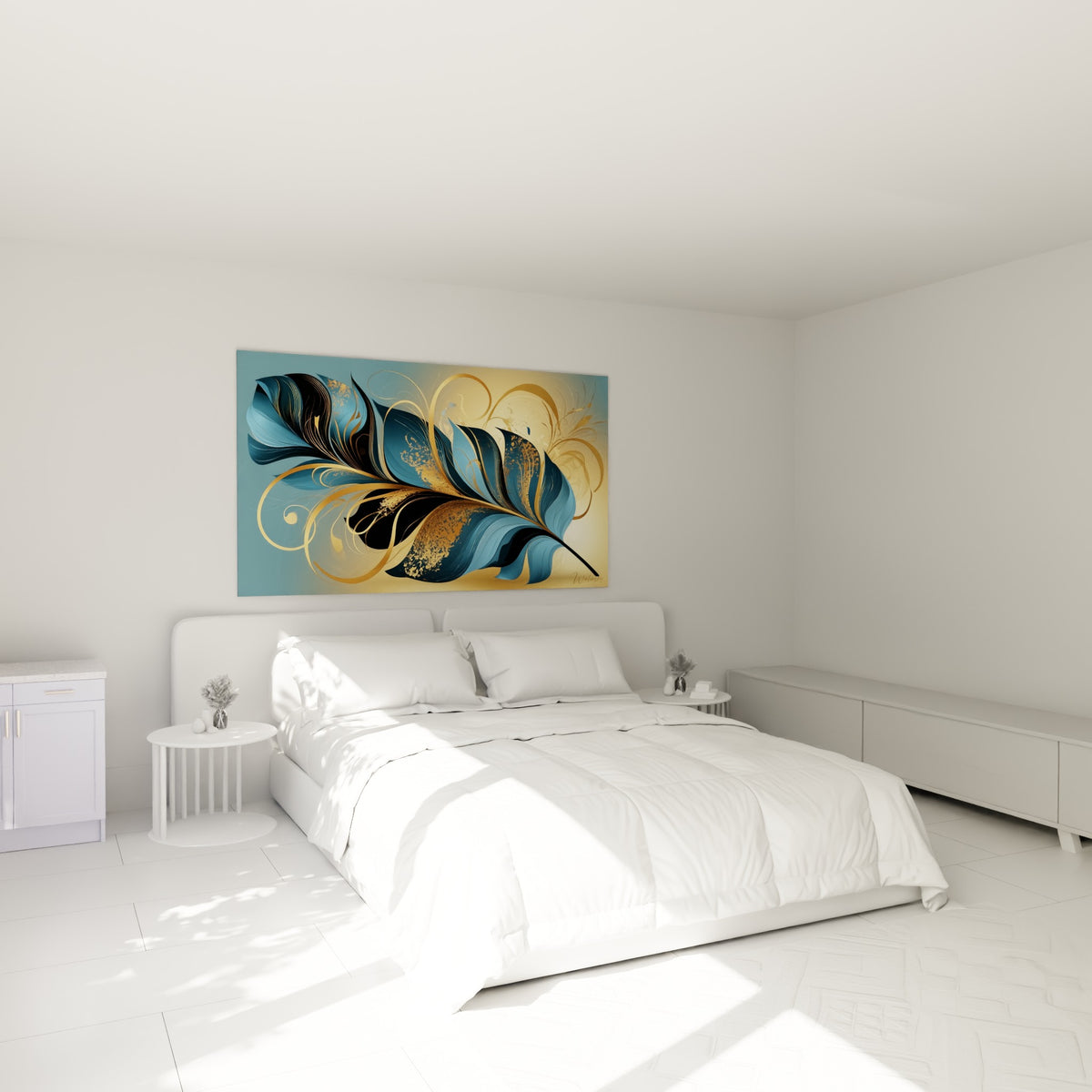 Volutes dorées et feuille bleu marine accrochées au-dessus d'un lit dans une chambre claire