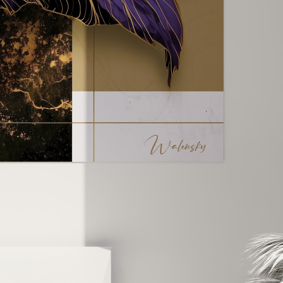 Nervures dorées finement tracées sur les courbes violettes et noires de la feuille de bananier