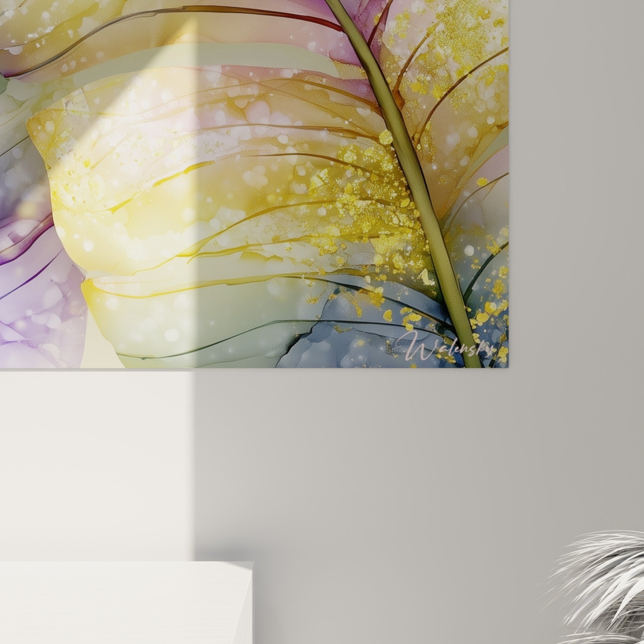 Détail des nervures brunes et éclats dorés sur fond bleu-gris et mauve, texture nacrée de l'impression