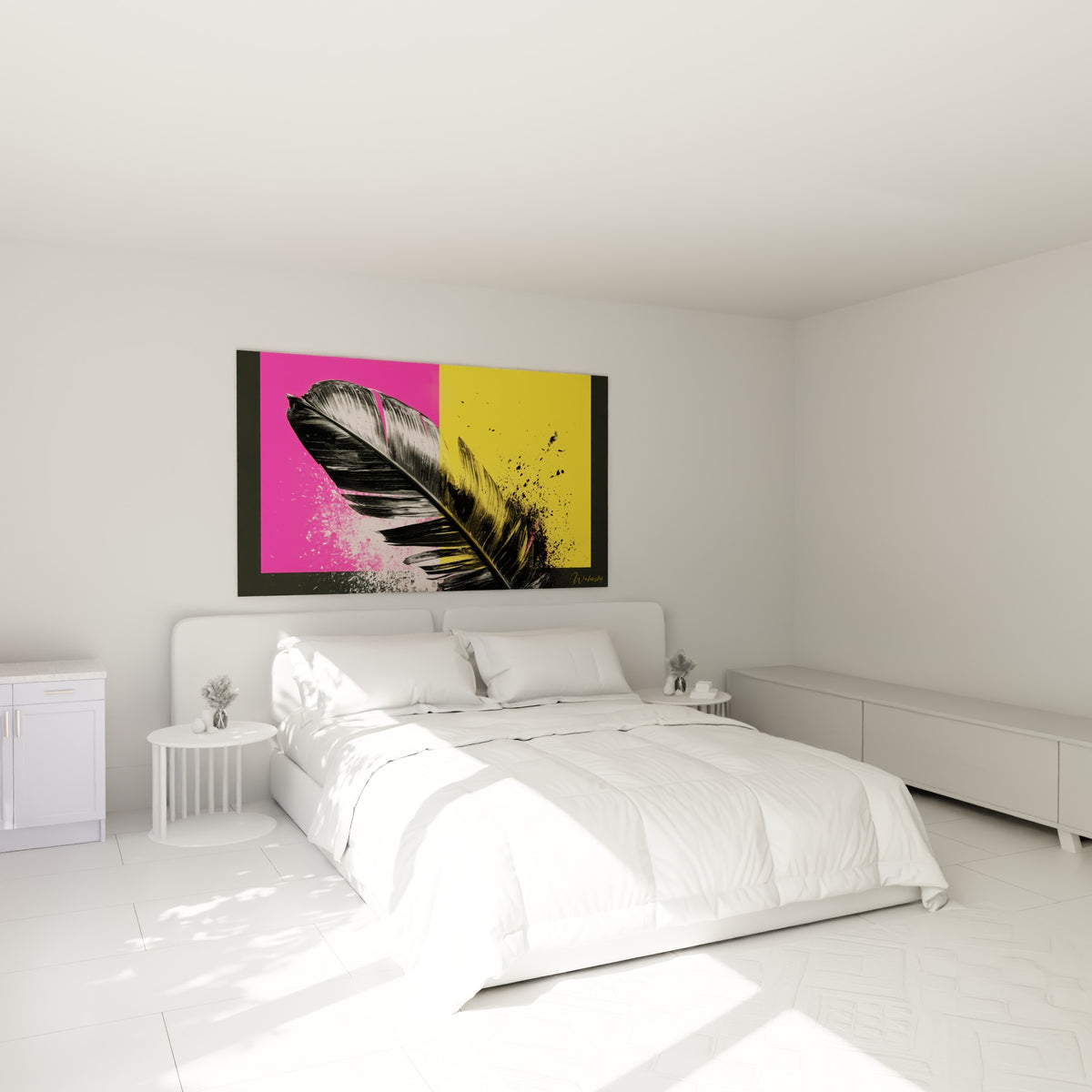Feuillage tropical noir et jaune éclaboussé accroché au-dessus d'un lit dans une chambre claire