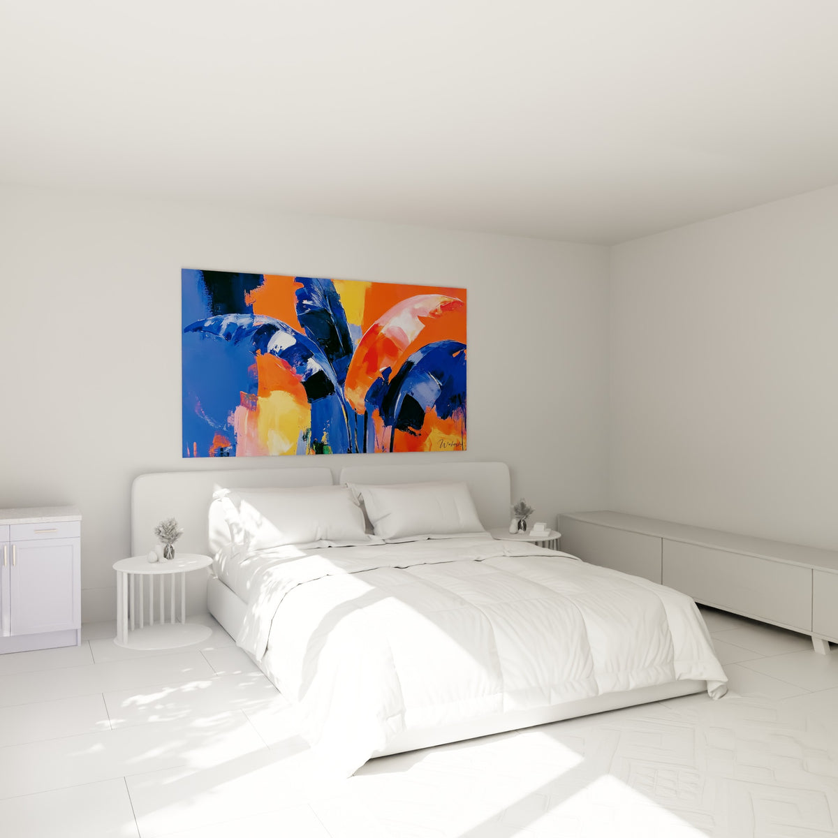 Feuillage tropical bleu marine et orange incandescent au-dessus d'un lit dans une chambre claire