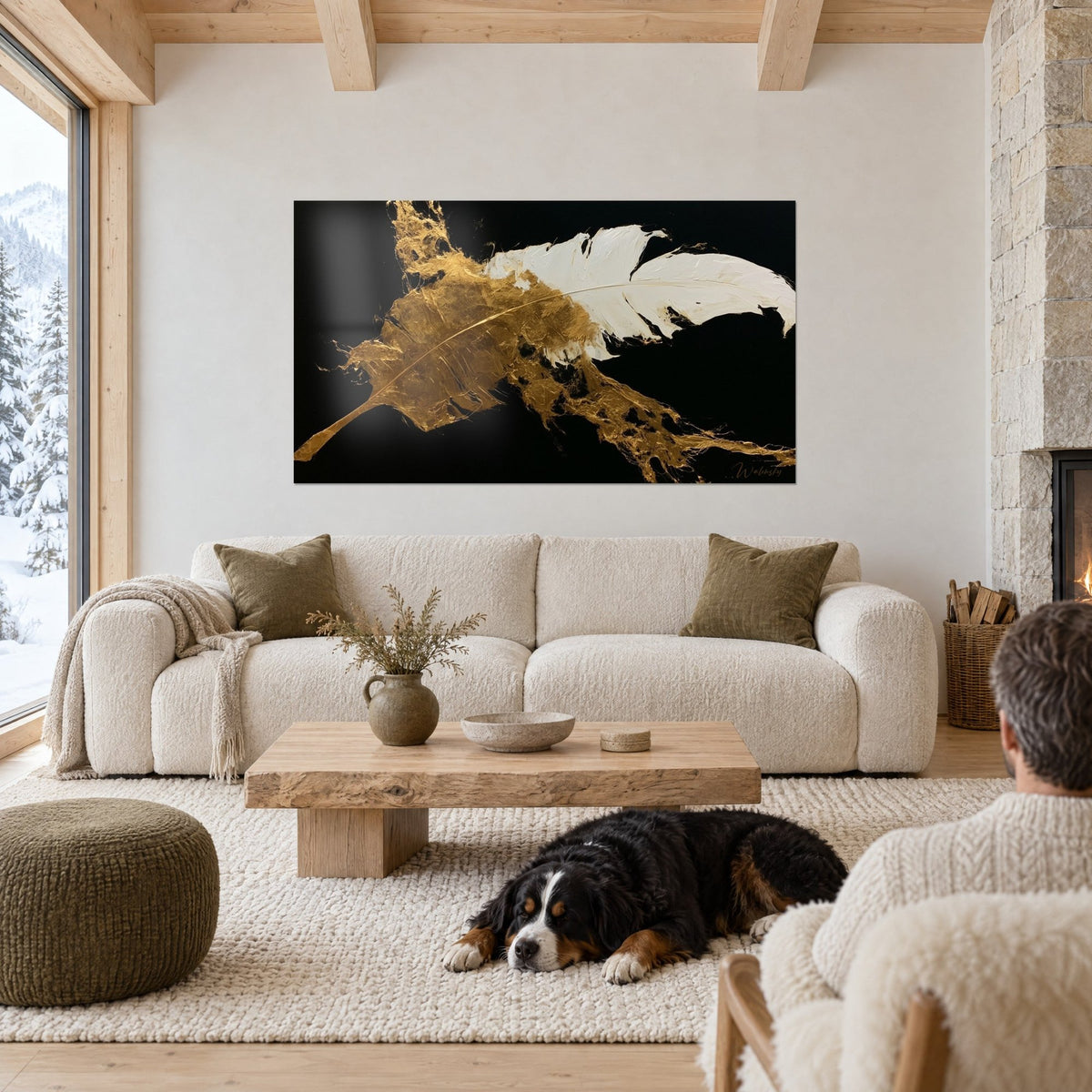 Gemälde goldene glitzernde Feder und weiße Federn auf schwarzem Hintergrund, schwarzer Hund liegt vor einem cremefarbenen Sofa, über einem Sofa in einem hellen Wohnzimmer