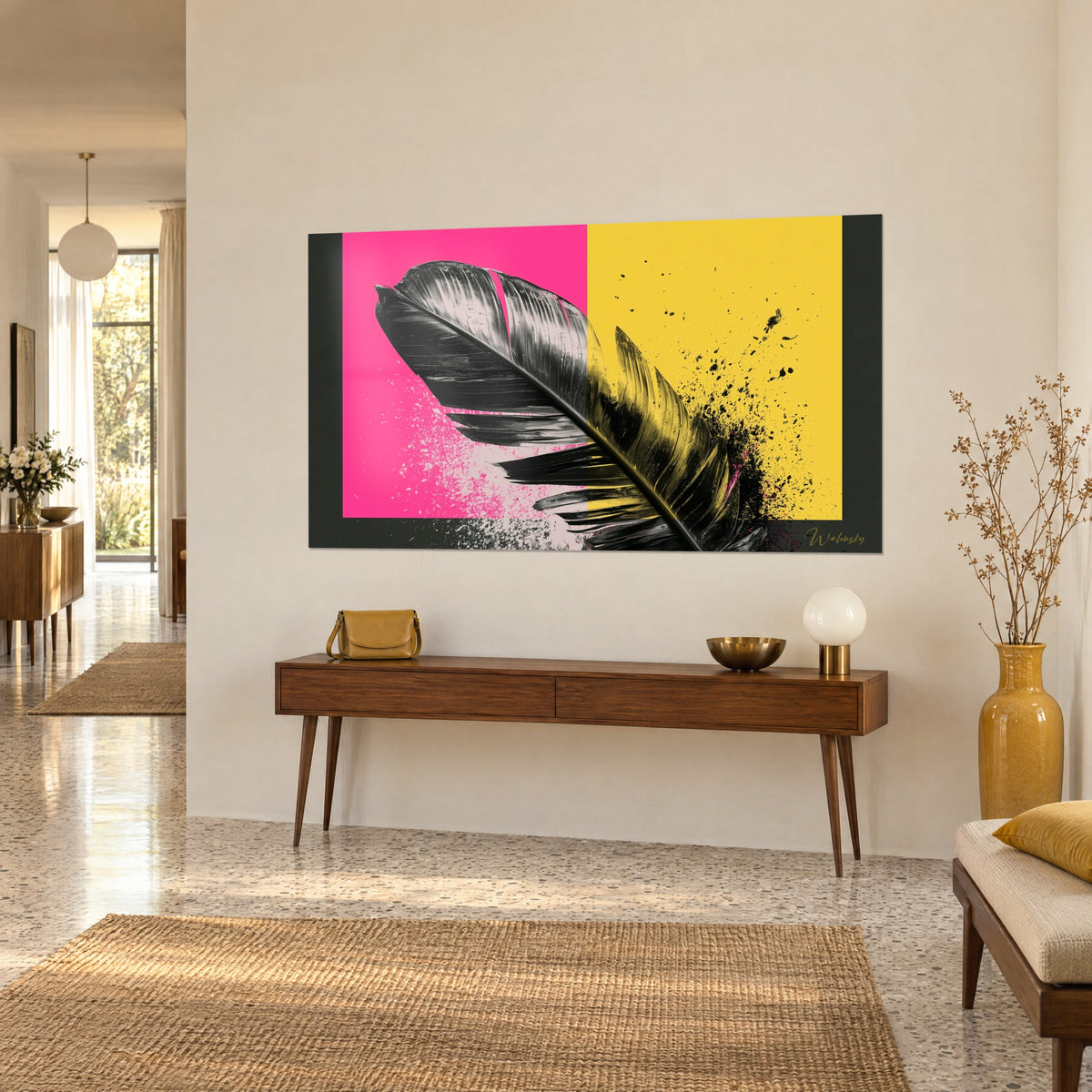 Tableau feuille de bananier d'un noir brillant, moitié fond rose fuchsia, moitié fond jaune soleil, sur un mur beige en vue de trois-quarts