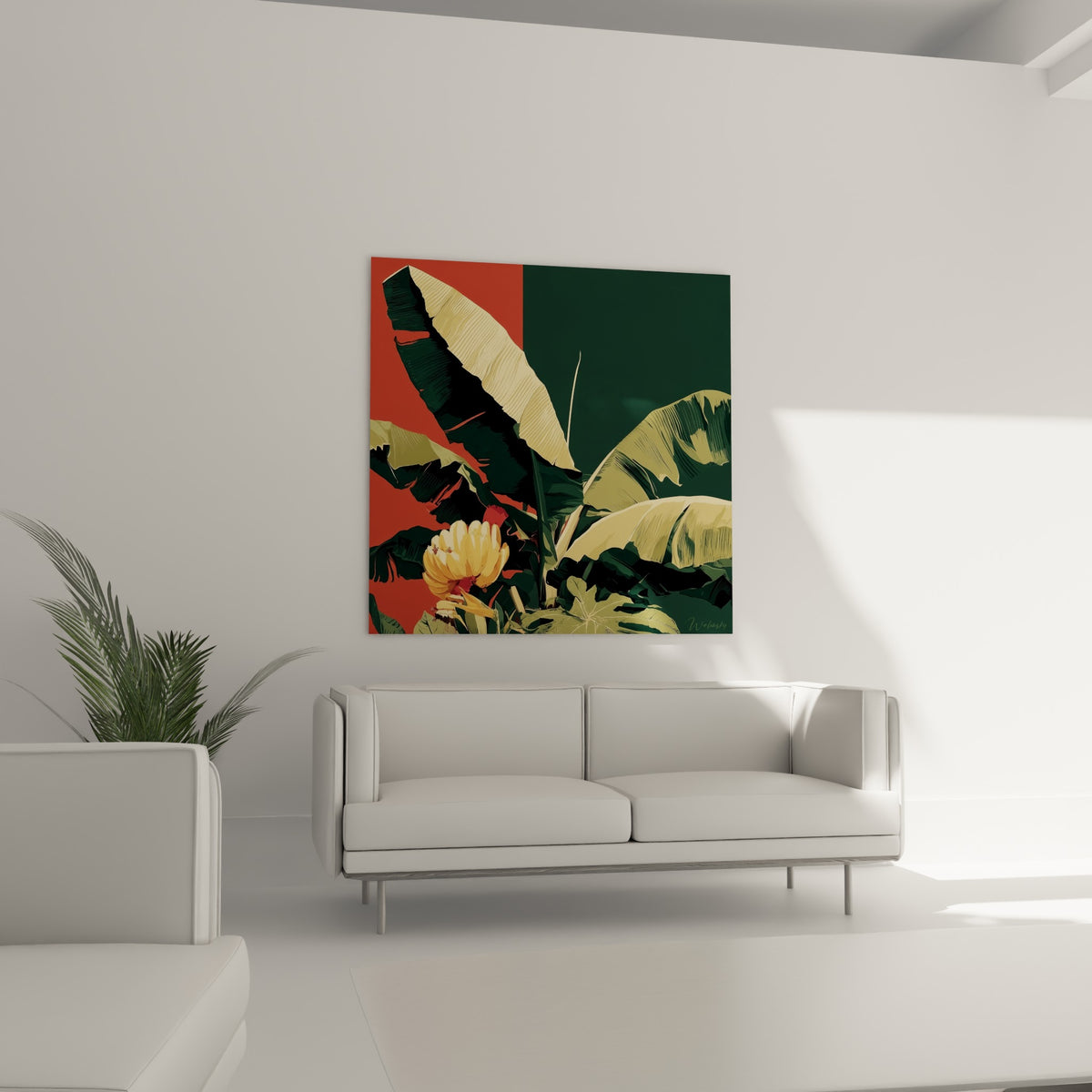 Régime de bananes doré parmi les feuilles vertes accroché au-dessus d'un canapé dans un salon lumineux