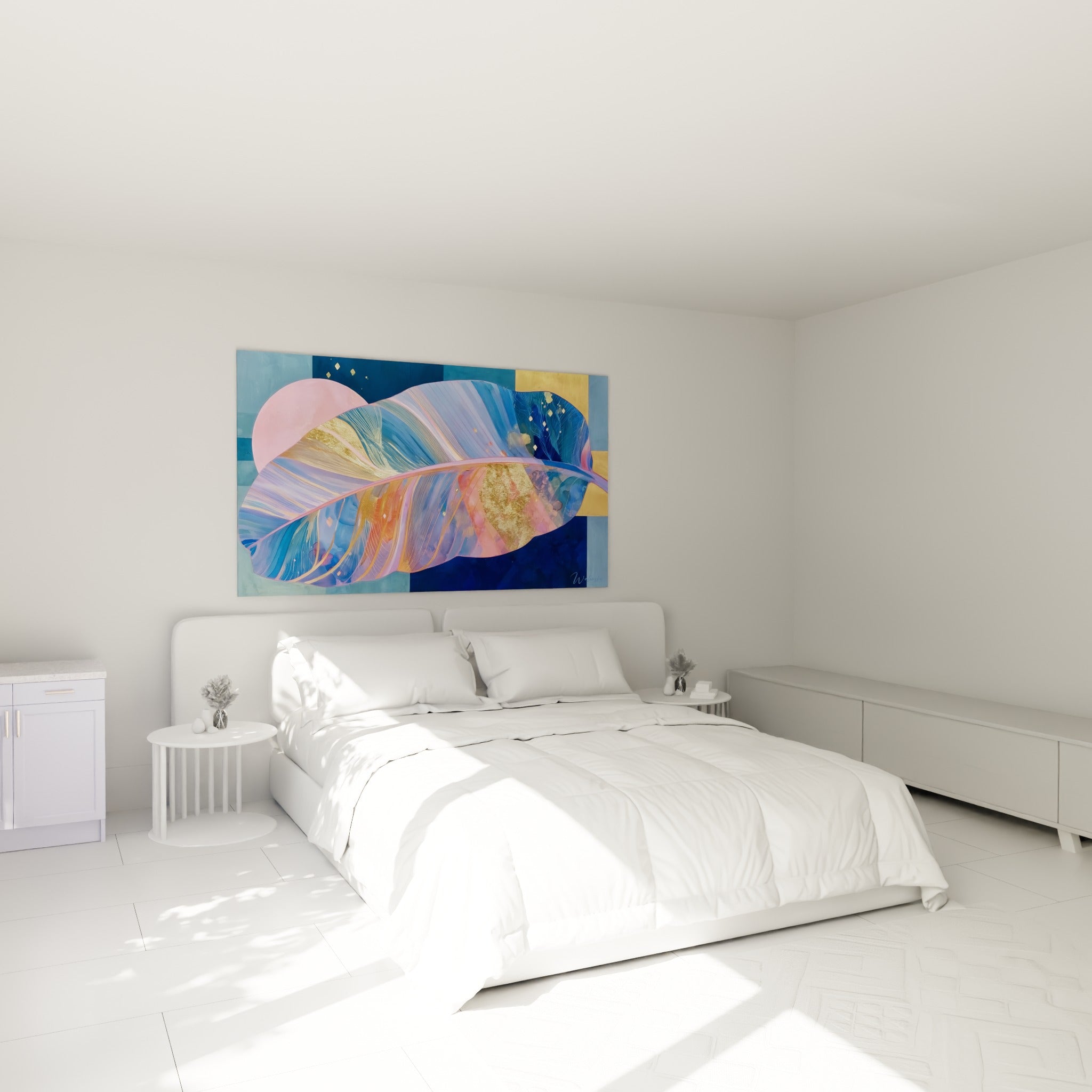 Feuille de bananier dorée et violette déployée au-dessus d'un lit dans une chambre claire