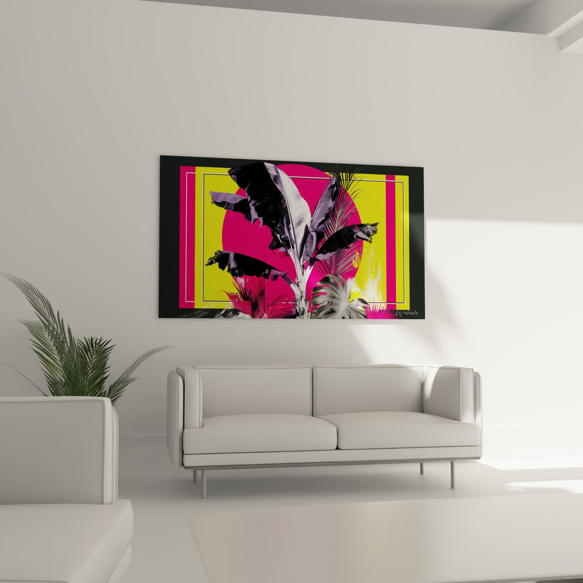 Feuillage tropical jaune fluo et fuchsia disposé au-dessus d'un canapé dans un salon lumineux