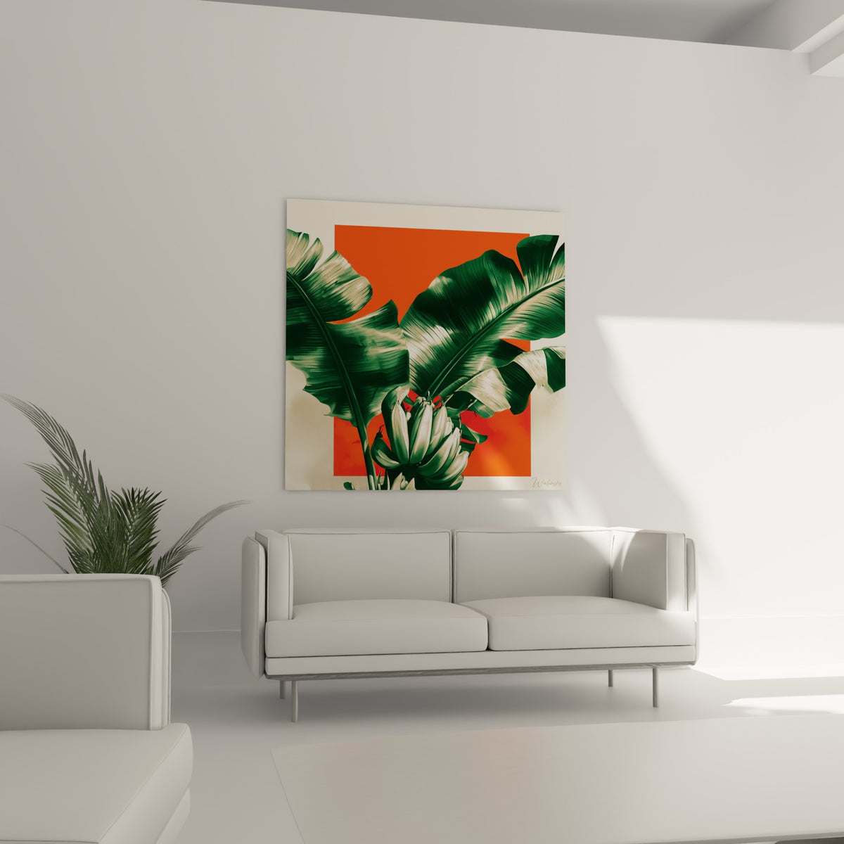 Feuillage tropical vert bouteille sur fond orange éclatant, disposé au-dessus d'un canapé dans un salon lumineux