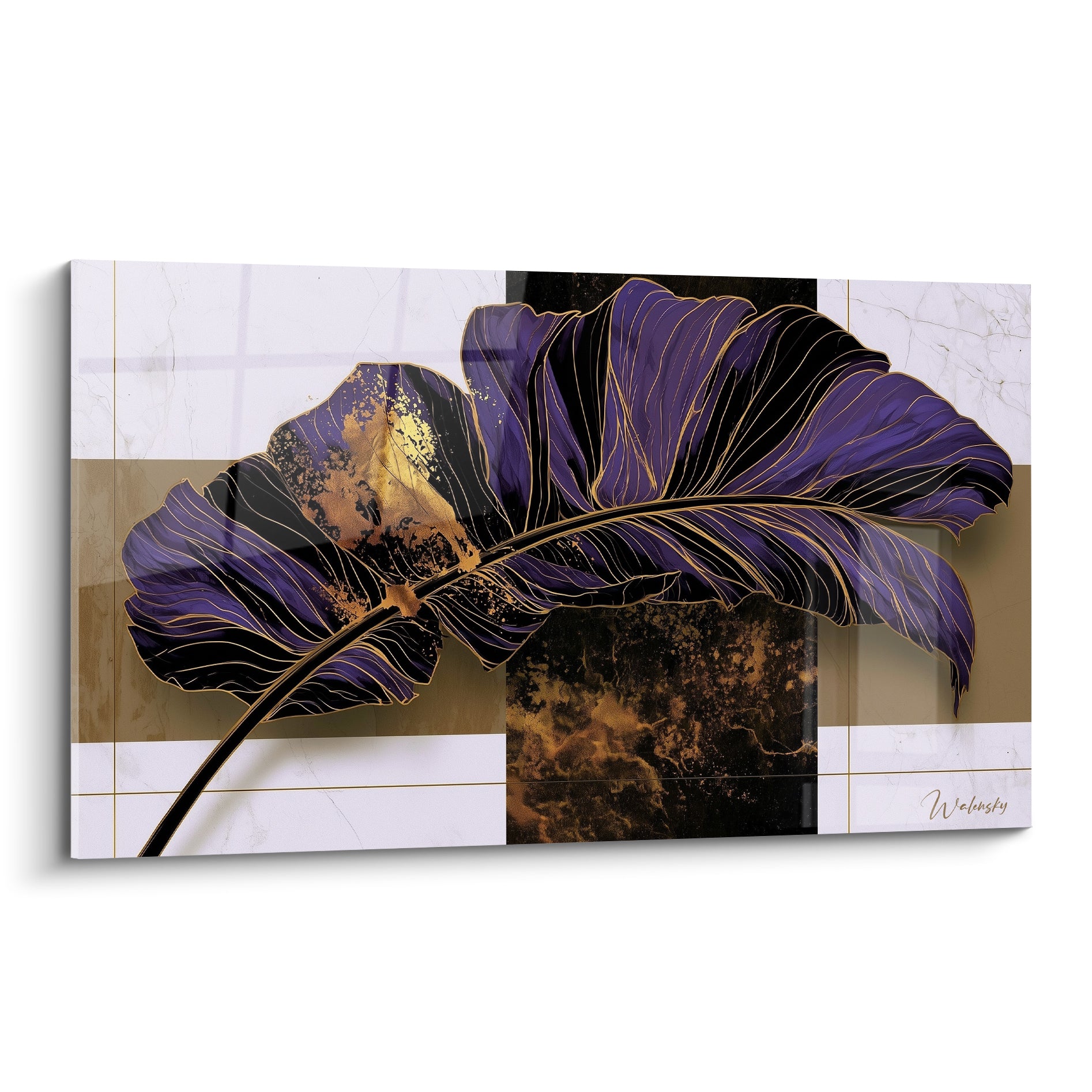 Feuille de bananier violette aux nervures dorées sur fond marbré anthracite et blanc