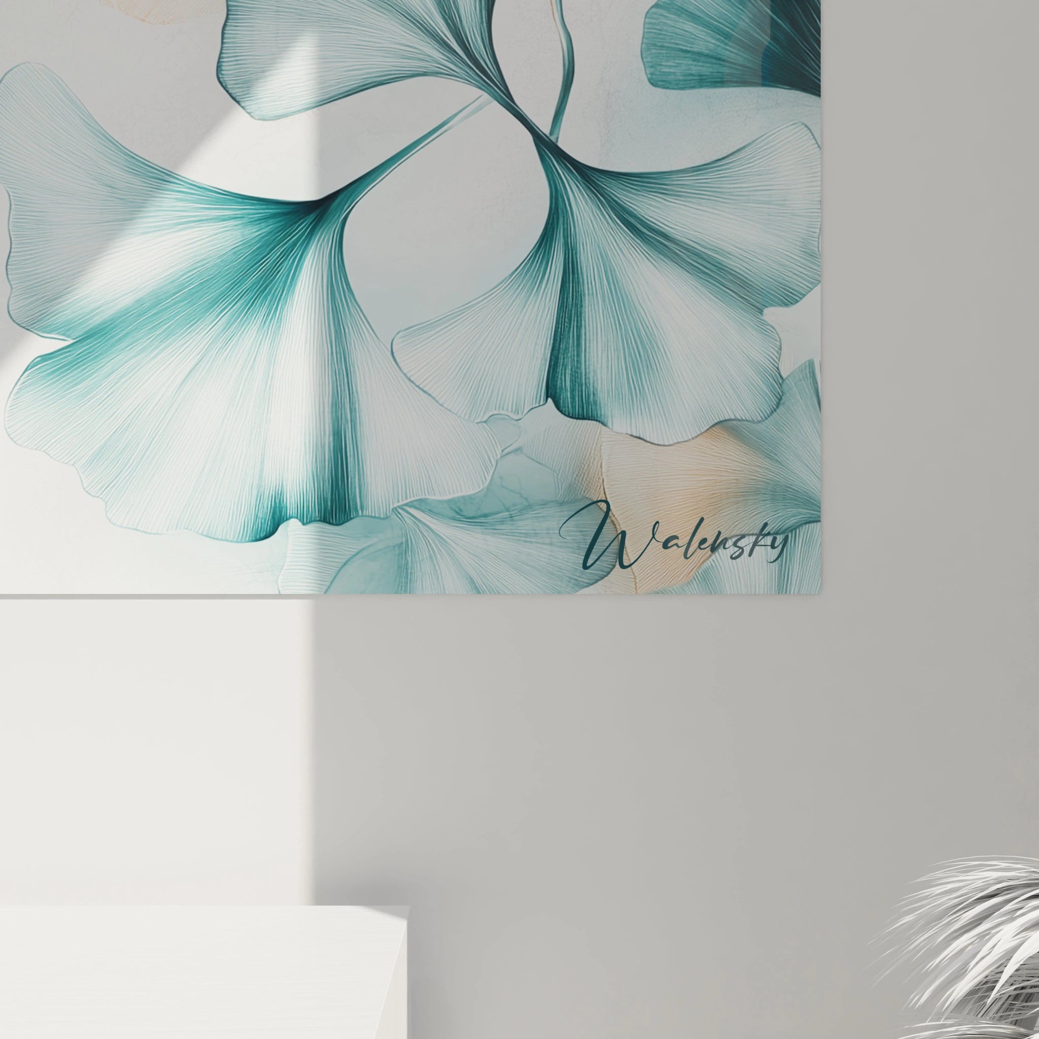 Un tableau Feuille de ginkgo nature illustrant des feuilles de ginkgo finement détaillées en bleu et beige, disposées sur un arriÚre-plan blanc texturé avec un effet de transparence légÚre.