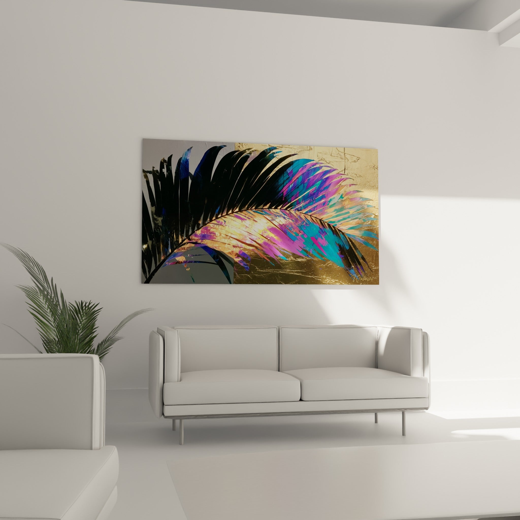 Feuillage tropical doré et turquoise accroché au-dessus d'un canapé dans un salon lumineux