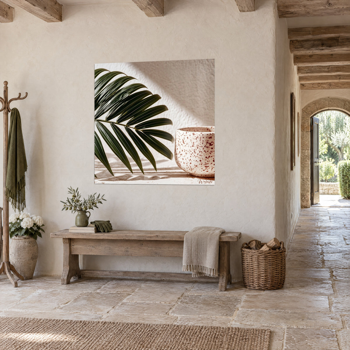 Obraz z szmaragdowym liściem palmy i białą ceramiką w brązowe kropki, cienie na beżowym tynku w kamiennym korytarzu