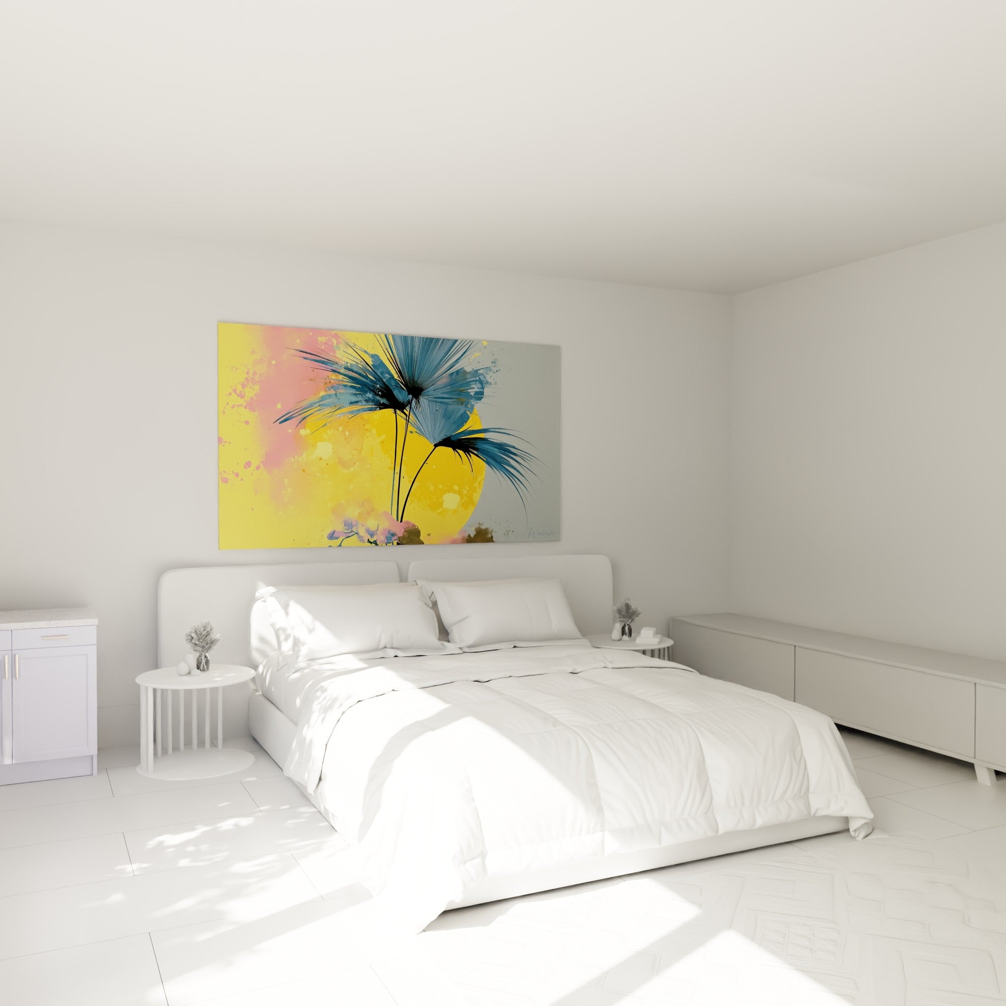 Trois feuilles de palmier bleu marine sur fond jaune doré, accrochées au-dessus d'un lit dans une chambre claire