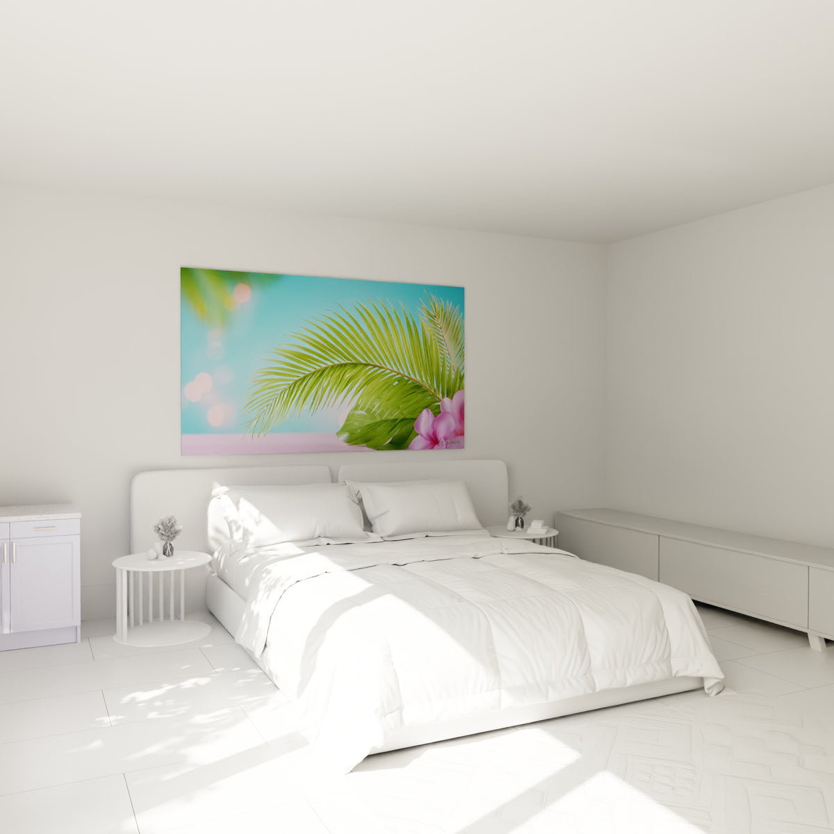 Palmes vertes et fleurs roses illuminées de reflets dorés, au-dessus d'un lit dans une chambre claire