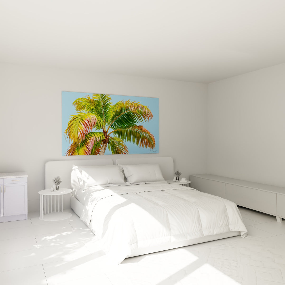 Palmes vertes et roses du palmier tropical accrochées au-dessus d'un lit dans une chambre claire.