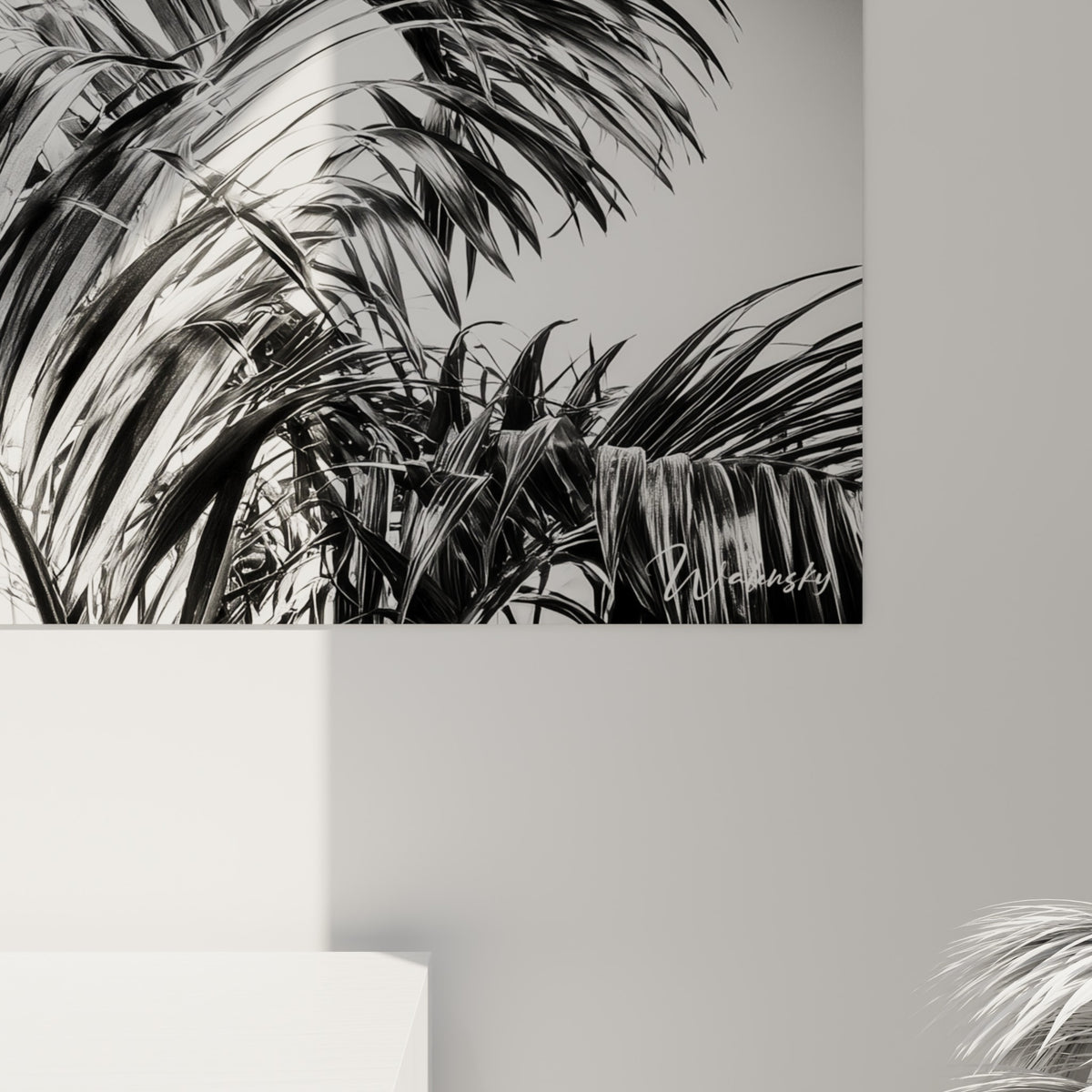 Détail des folioles noires finement dentelées avec grain photographique argenté sur fond blanc