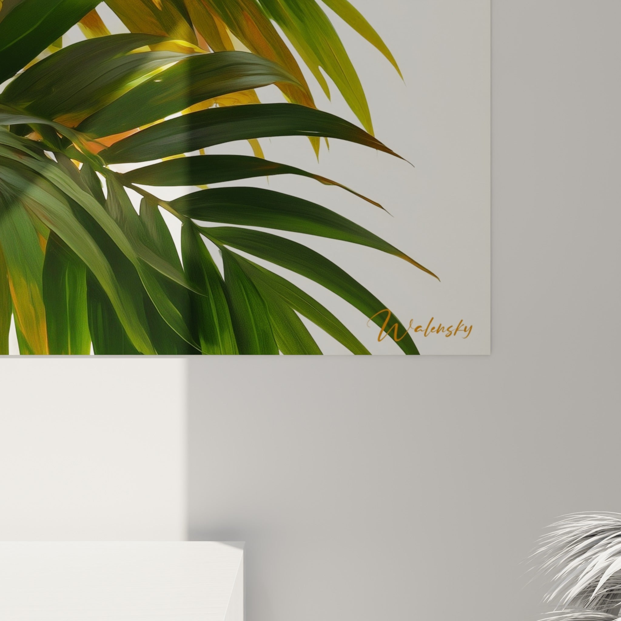 Nervures fines et reflets dorés visibles sur les palmes vertes, grain de la peinture accroché au mur