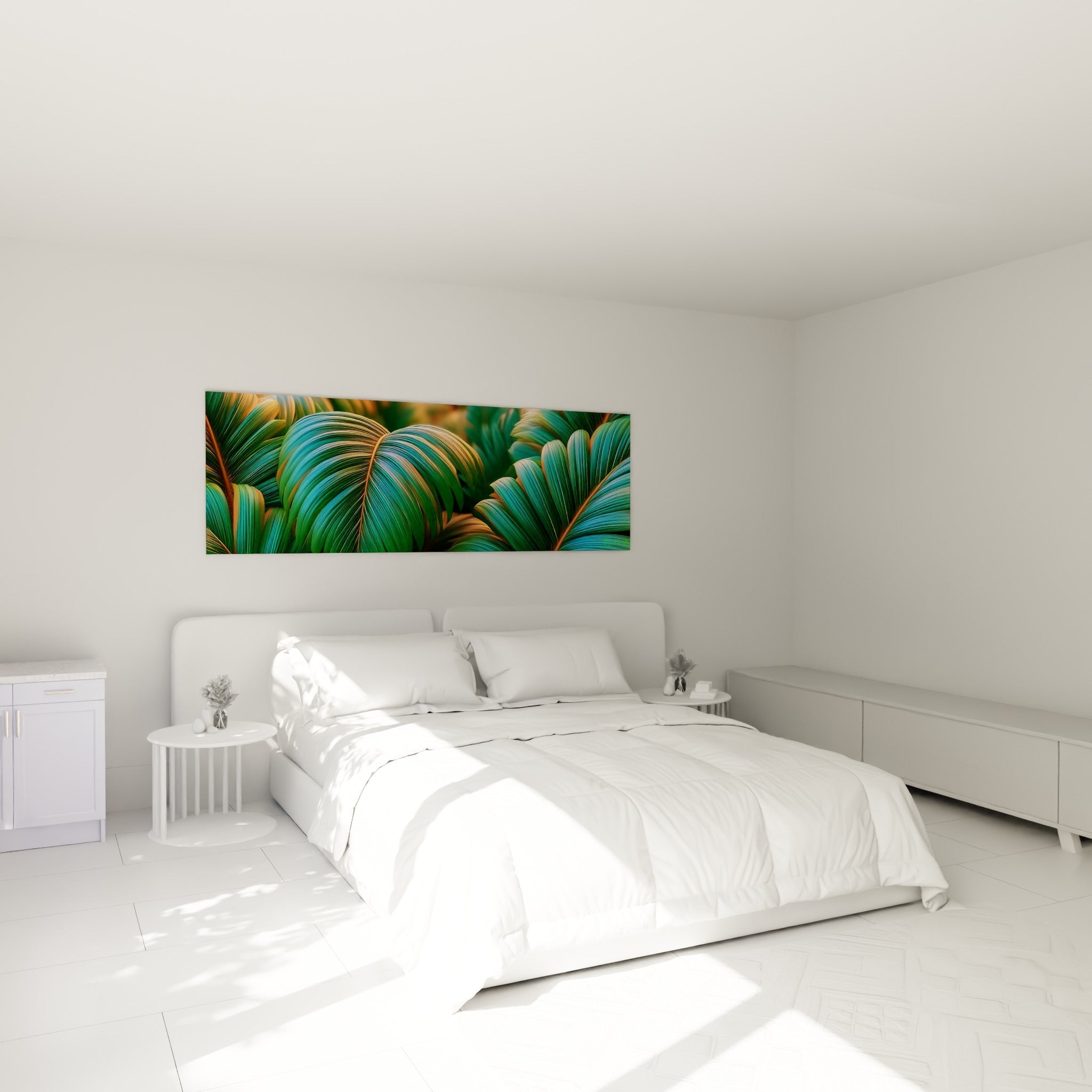 Palmier vert profond et reflets dorés déployés au-dessus d'un lit dans une chambre claire