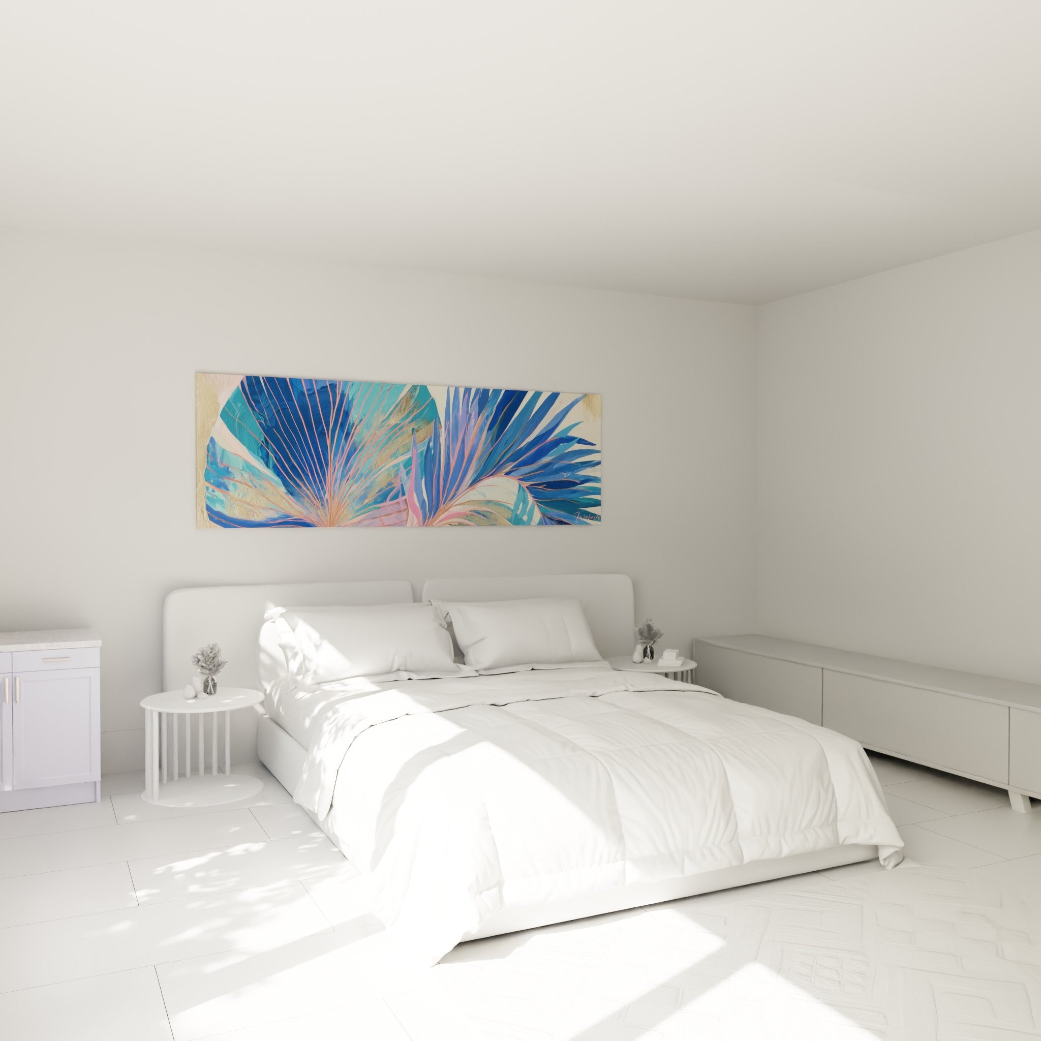 Éventail végétal bleu et rose orné de nervures dorées, au-dessus d'un lit dans une chambre claire