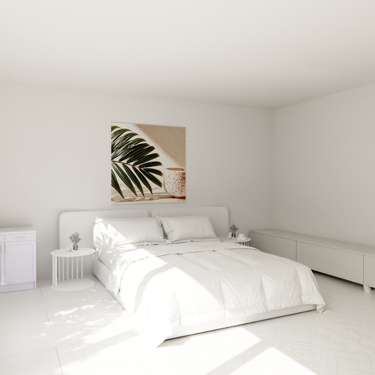 Palmes vertes et bol beige terracotta accrochés au-dessus d'un lit dans une chambre claire