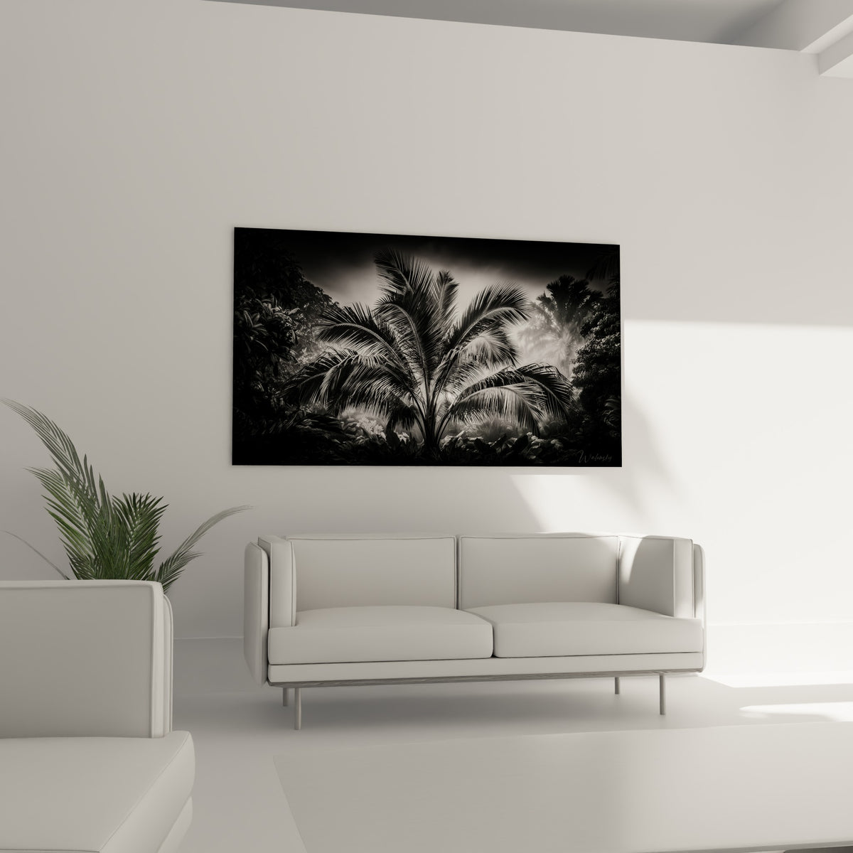 Silhouette noire d'une feuille de palmier tropicale disposée au-dessus d'un canapé dans un salon lumineux