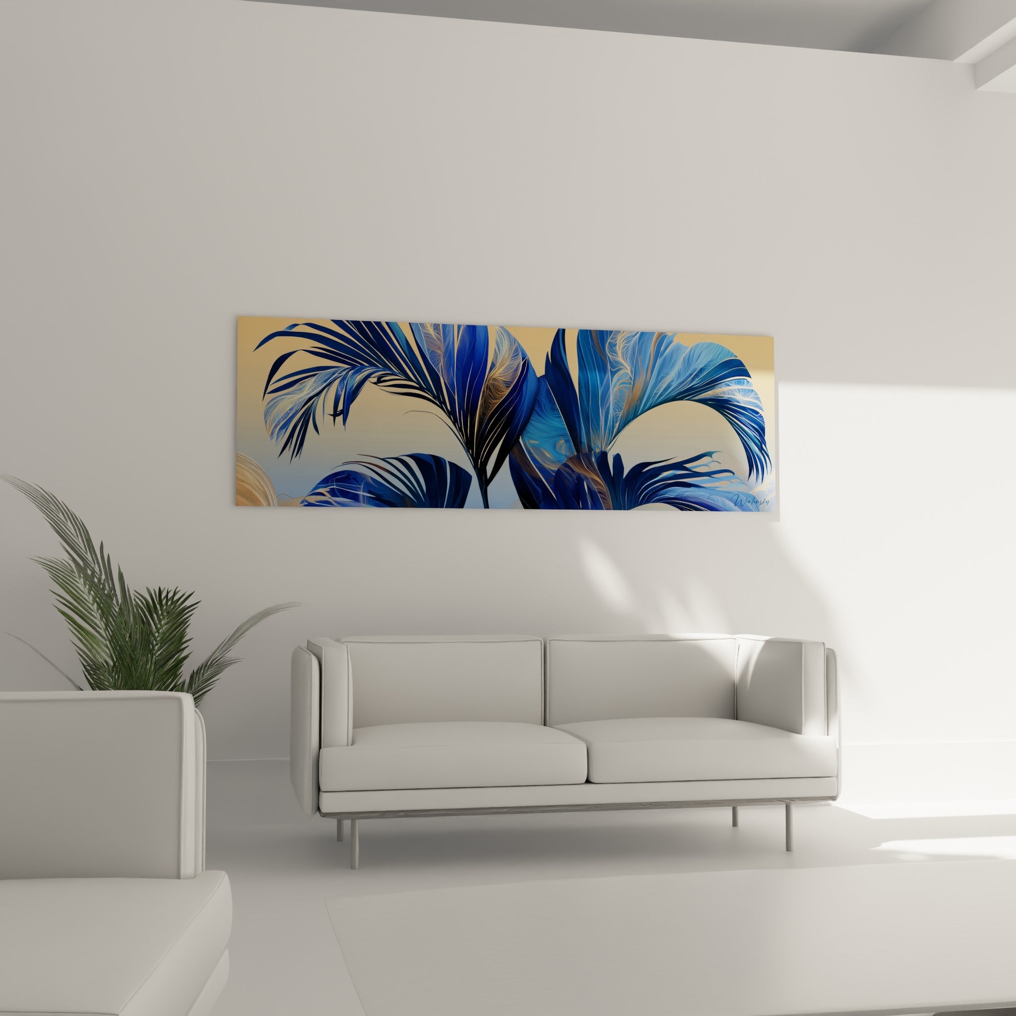 Feuilles graphiques bleu marine et ocre de ce tableau accroché au-dessus d'un canapé dans un salon lumineux