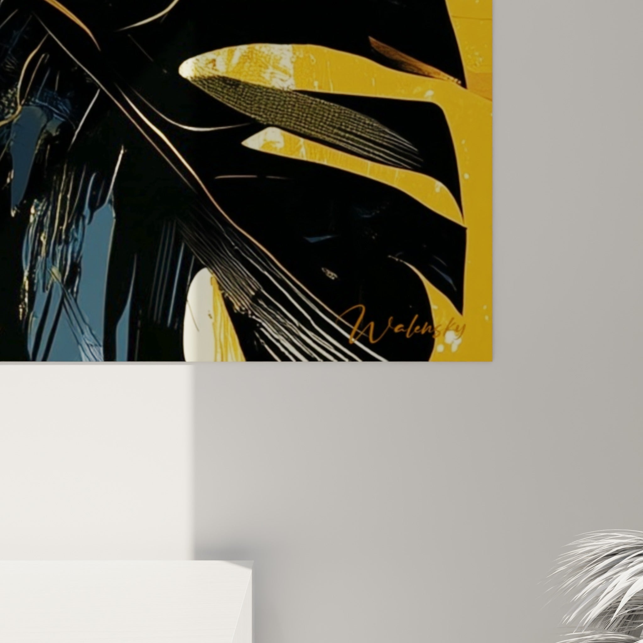 Empâtements dorés et coulures noires sur la feuille de palmier, grain texturé visible entre le jaune safran et le bleu profond