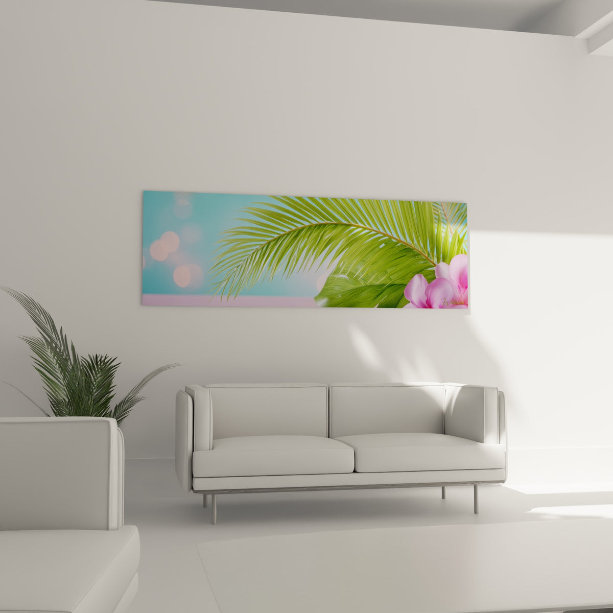 Palmier vert et pétales roses vaporeux sur fond bleu clair, suspendus au-dessus d'un canapé dans un salon lumineux