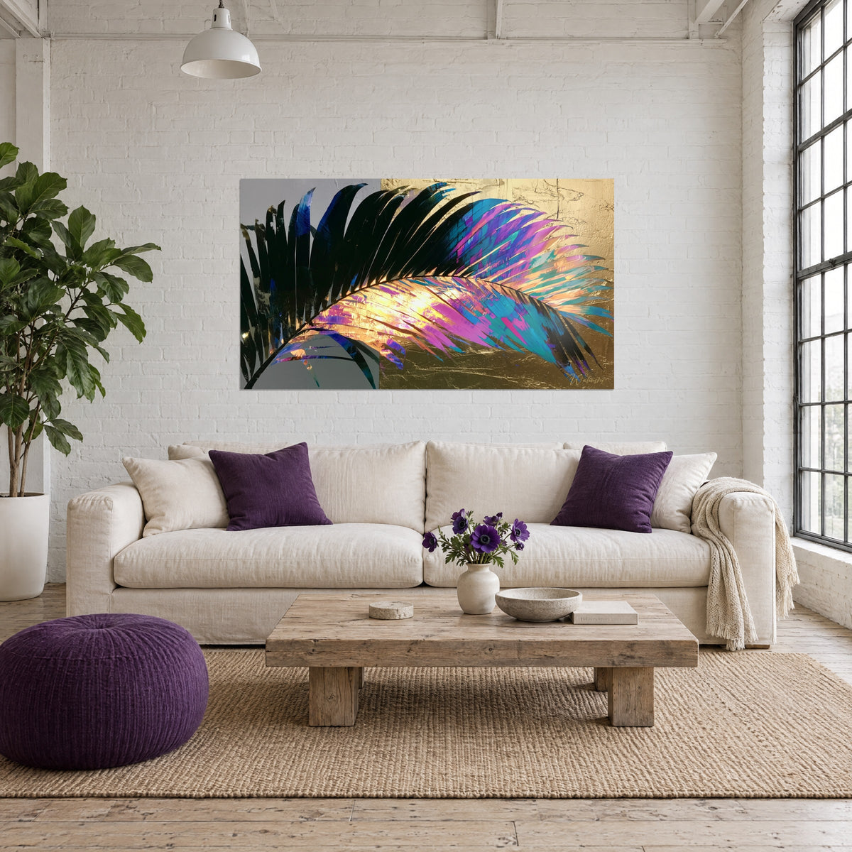 Tableau palme dorée aux reflets magenta et turquoise, nervures noires sur fond or, au-dessus d'un canapé dans un salon lumineux