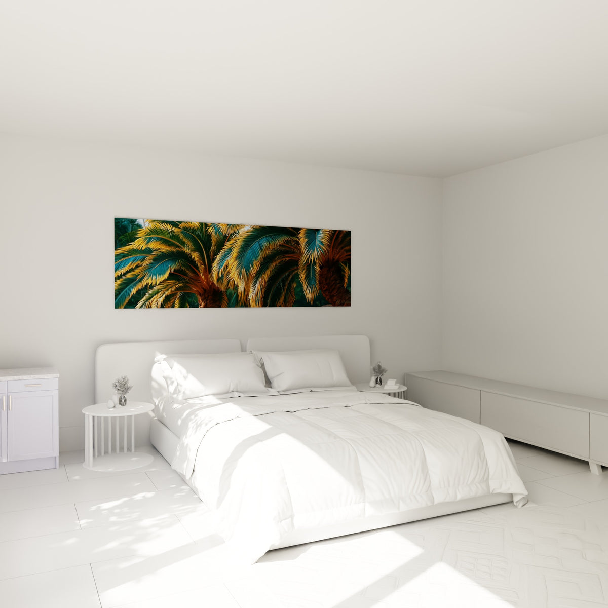 Feuillage de palmier doré et vert émeraude accroché au-dessus d'un lit dans une chambre claire.