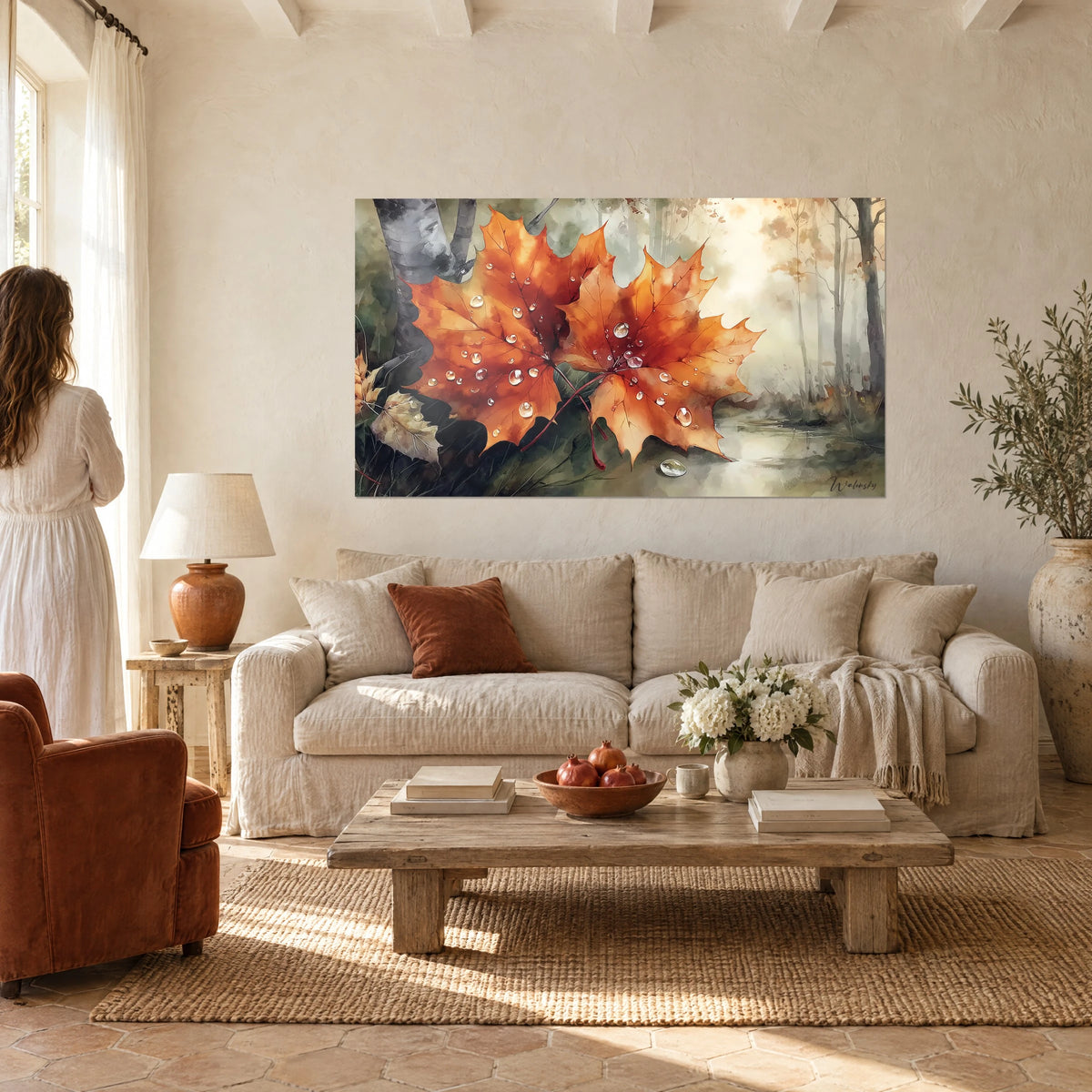 Gemälde Ahornblatt in Flammen mit Tautropfen, gebranntes Orange und Moosgrün, über einem Sofa in einem hellen Wohnzimmer